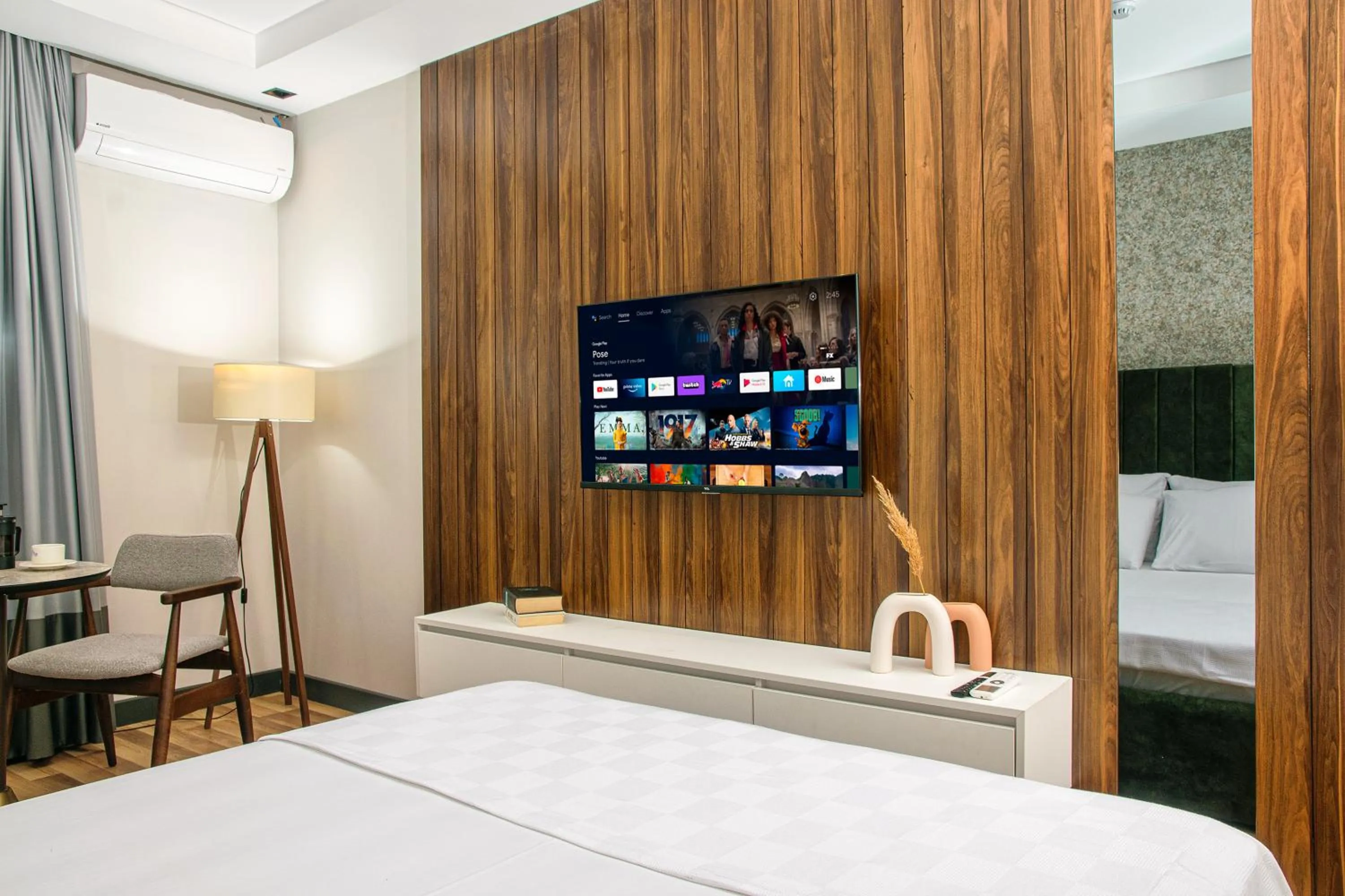 Communal lounge/ TV room, Bed in La Mia Suites