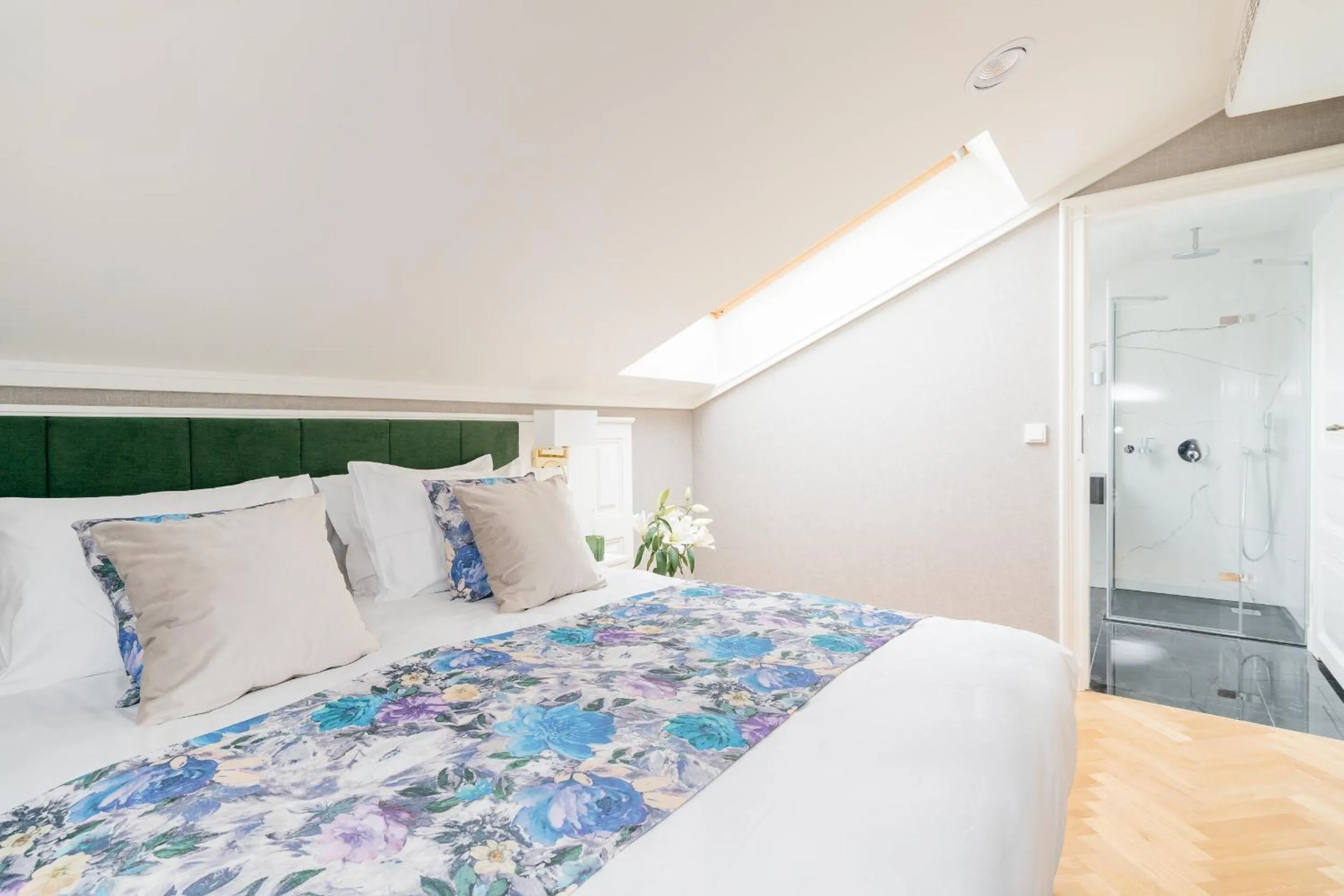 Shower, Bed in WillaWawel - LoftAffair Collection