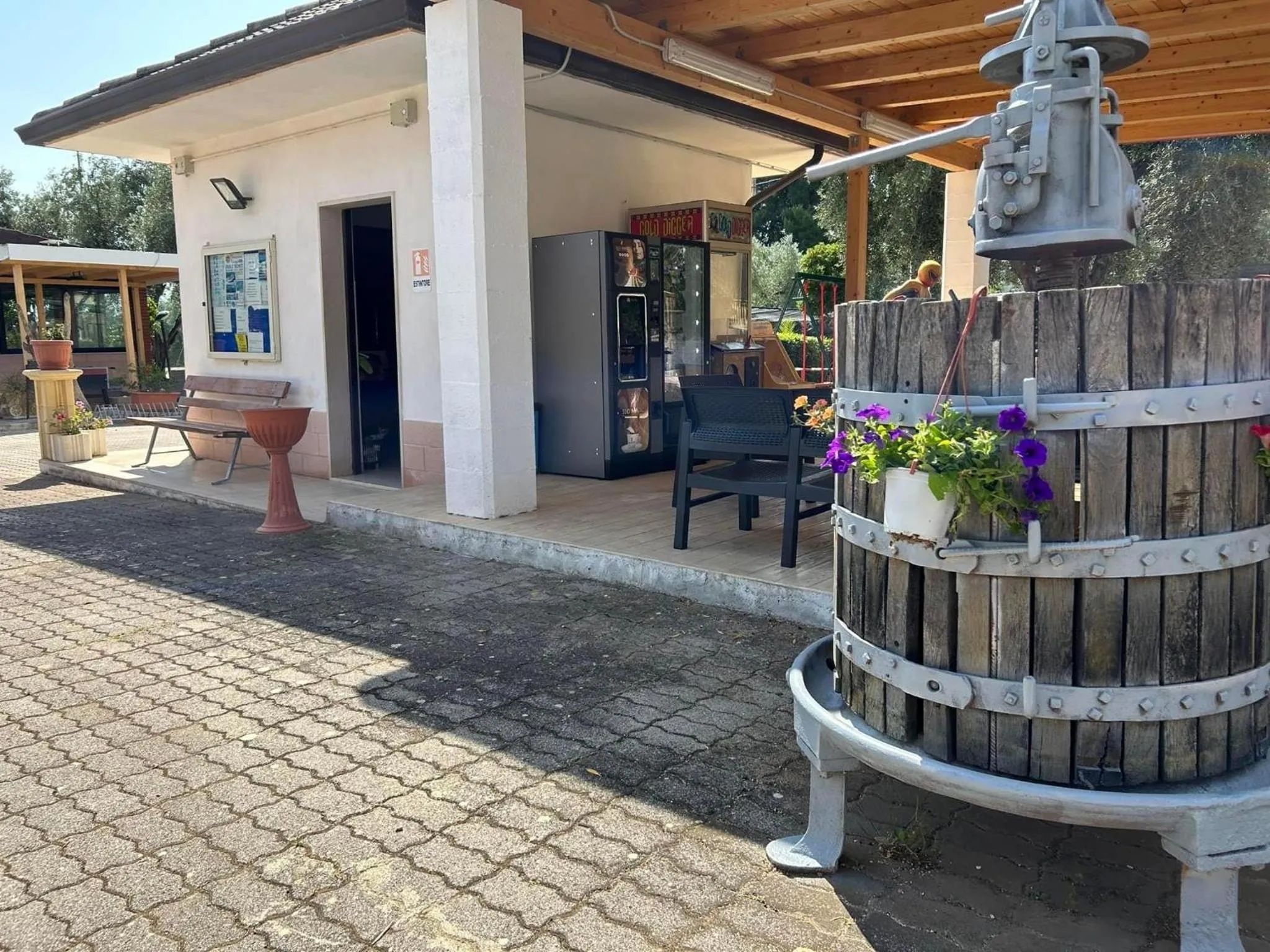 Property building in Appartamenti Vacanze Minervino