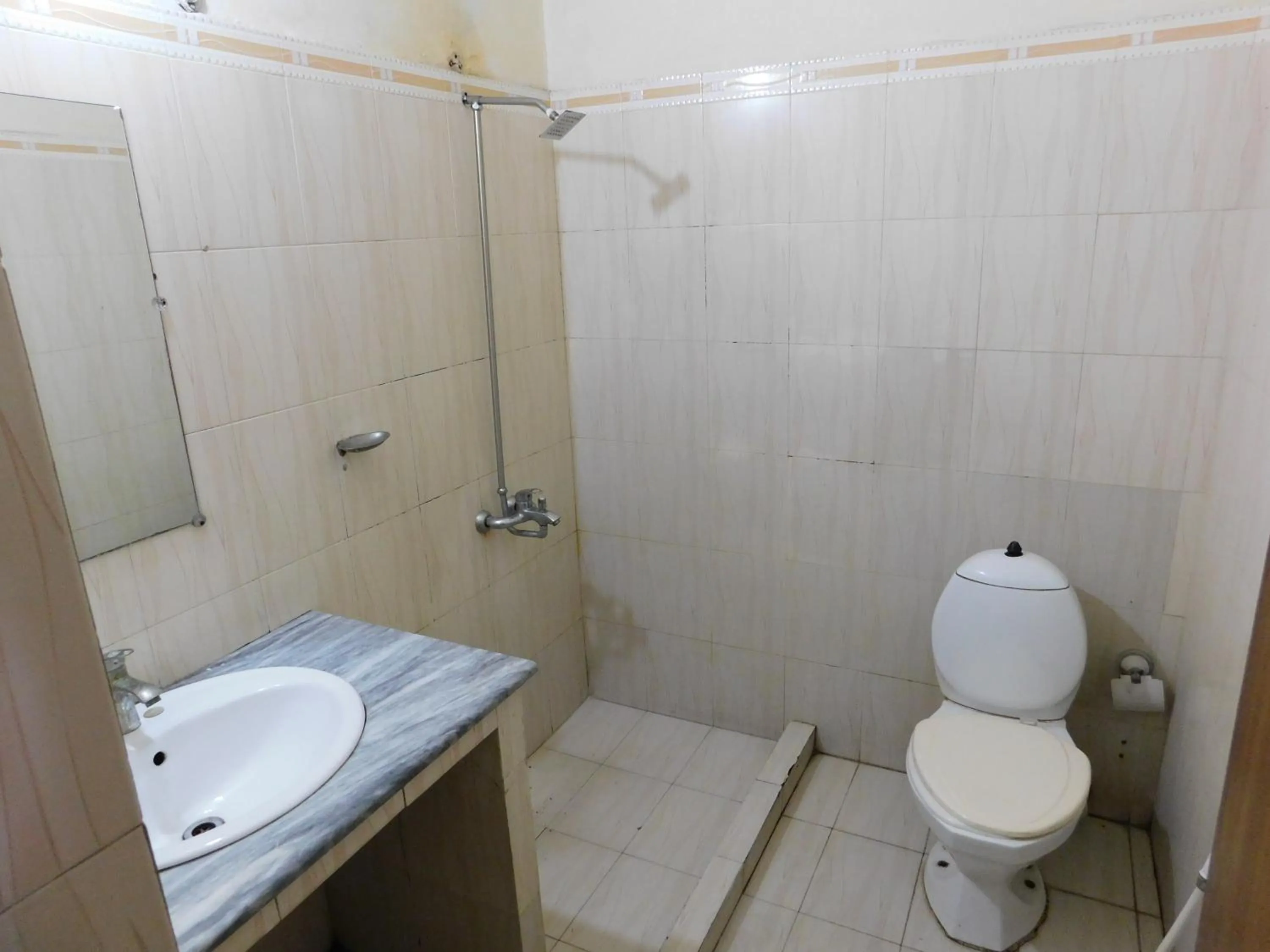 Shower in Hotel Tourist Inn Lahore