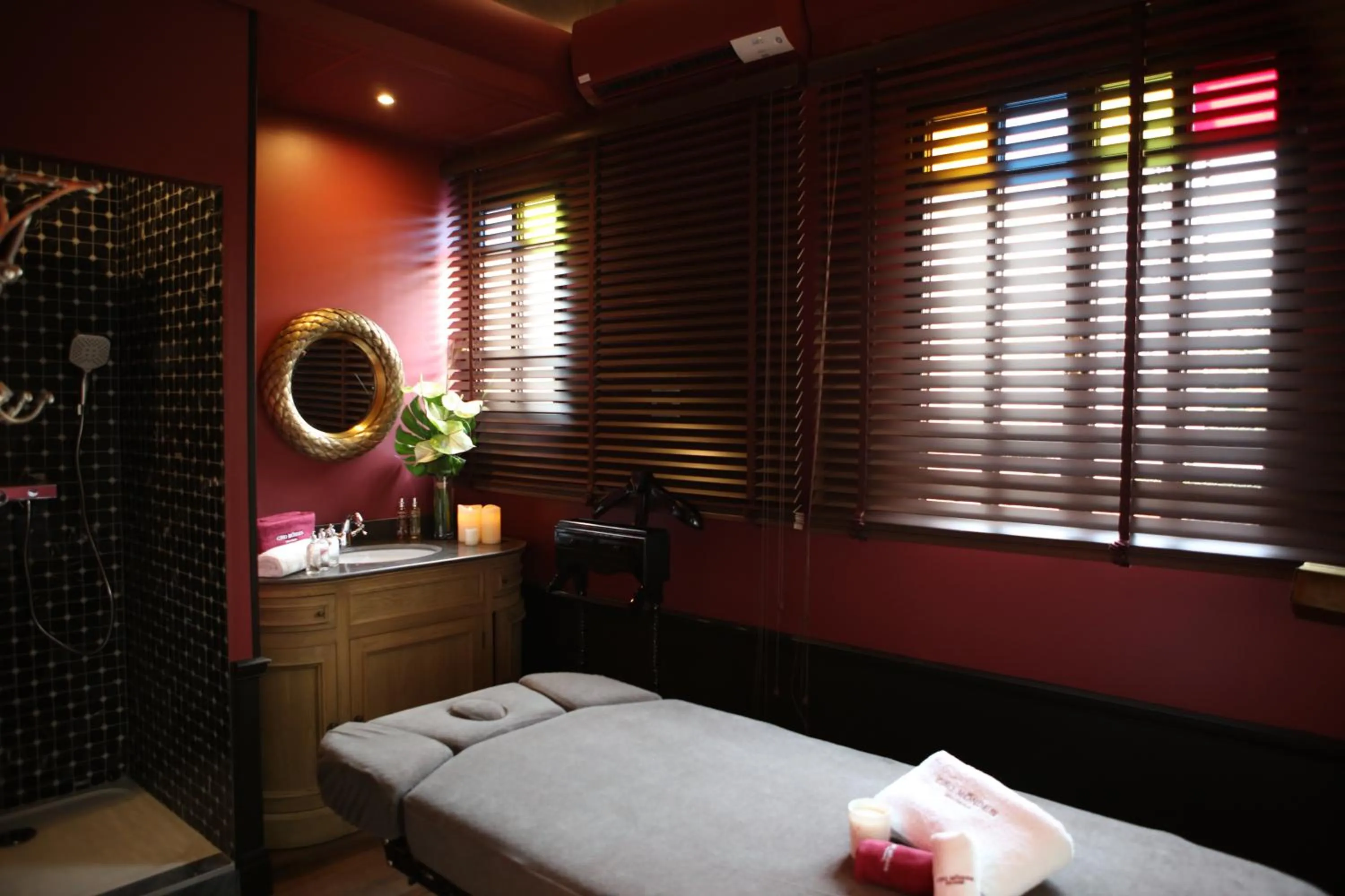 Massage, Bed in Hôtel Villa-Lamartine