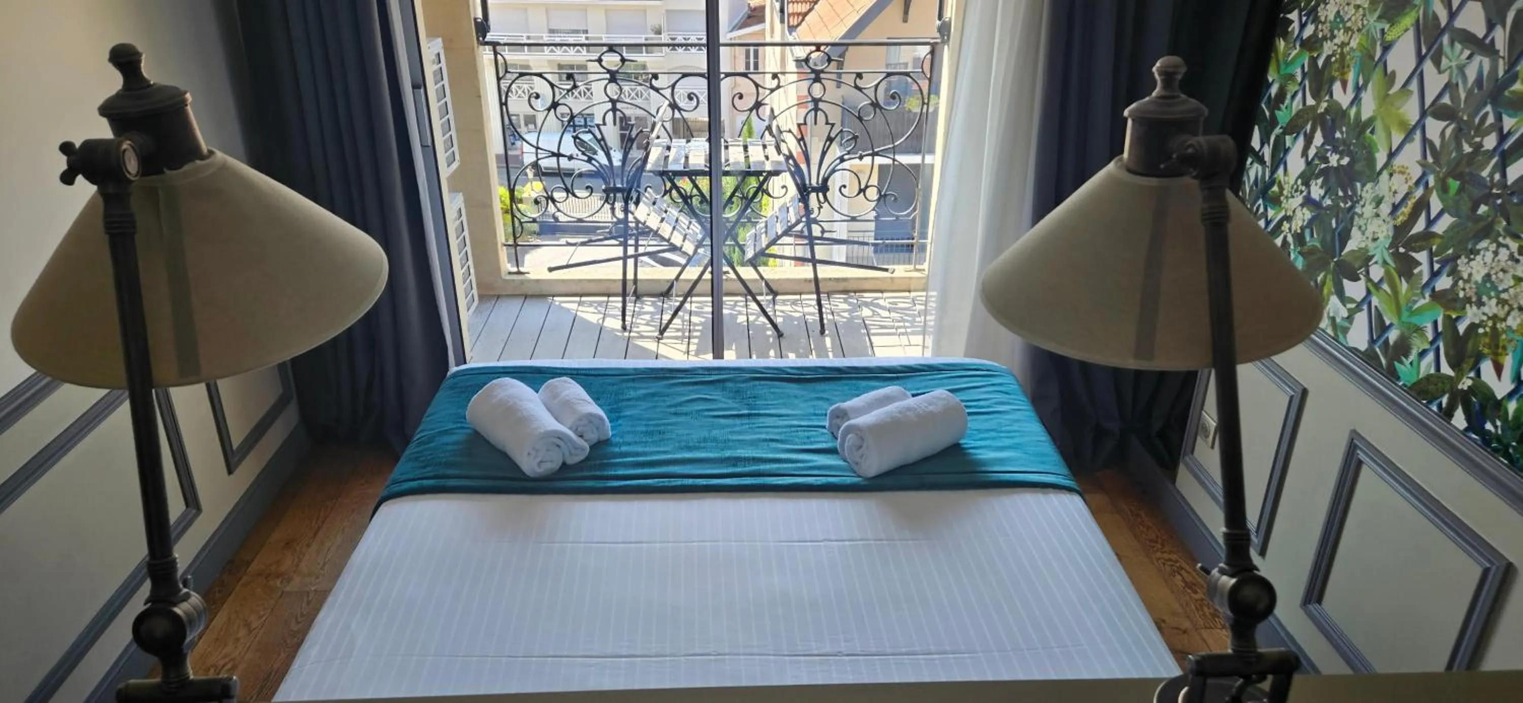 Bedroom, Bed in Hôtel Villa-Lamartine