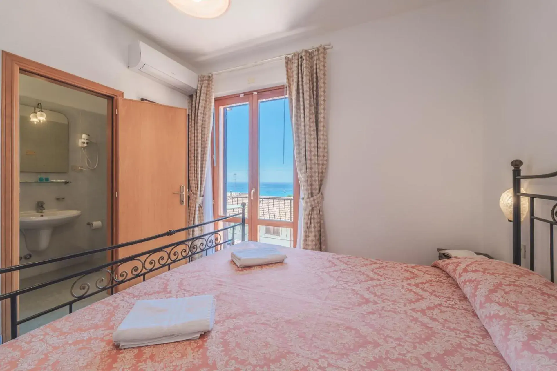 Double Room with Sea View in Hotel Lo Scirocco Double Room with Sea View in Hotel Lo Scirocco