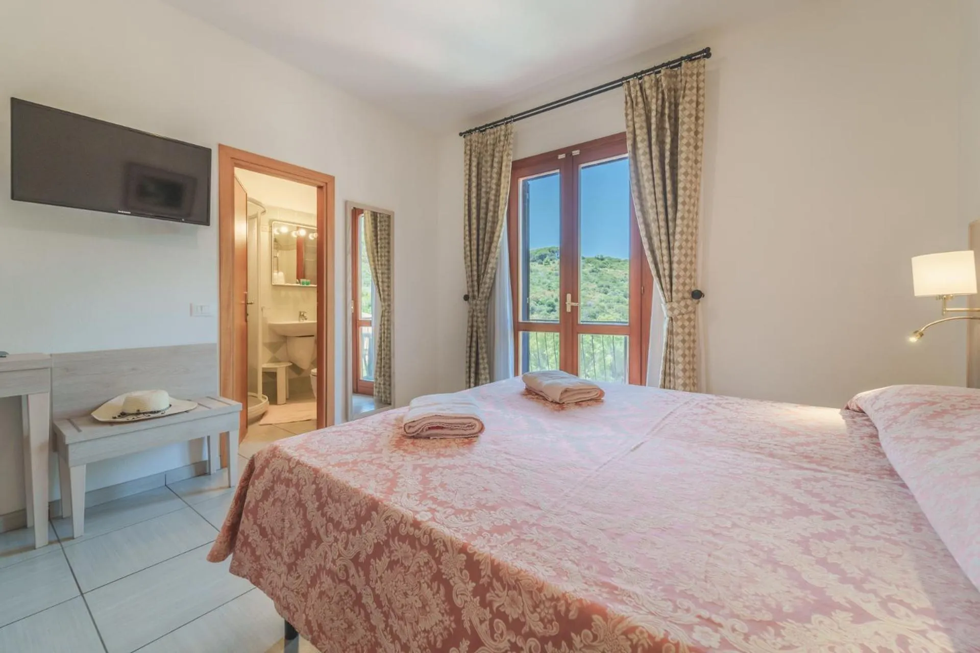 Bedroom, Bed in Hotel Lo Scirocco