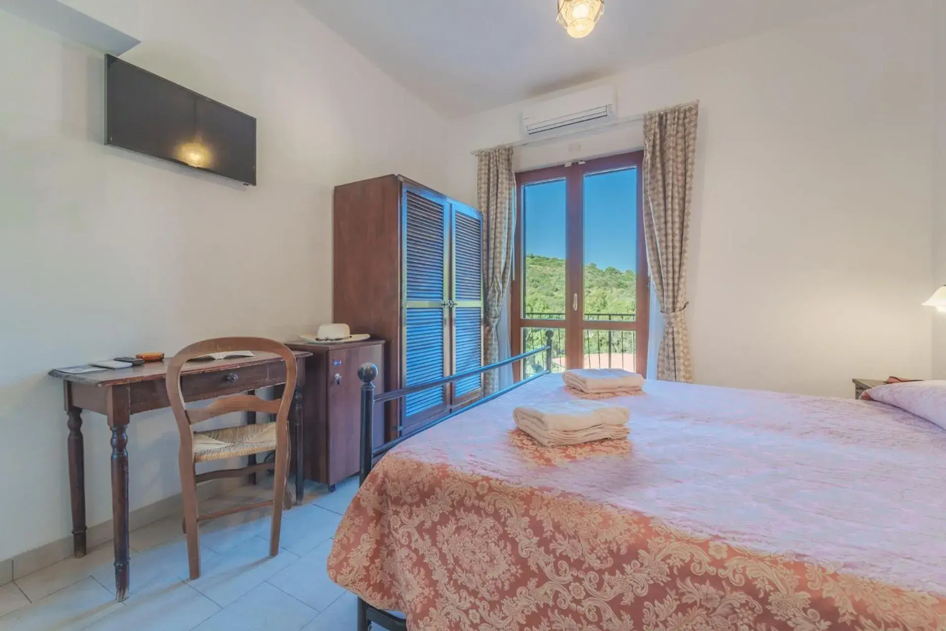 Quadruple Room in Hotel Lo Scirocco Quadruple Room in Hotel Lo Scirocco