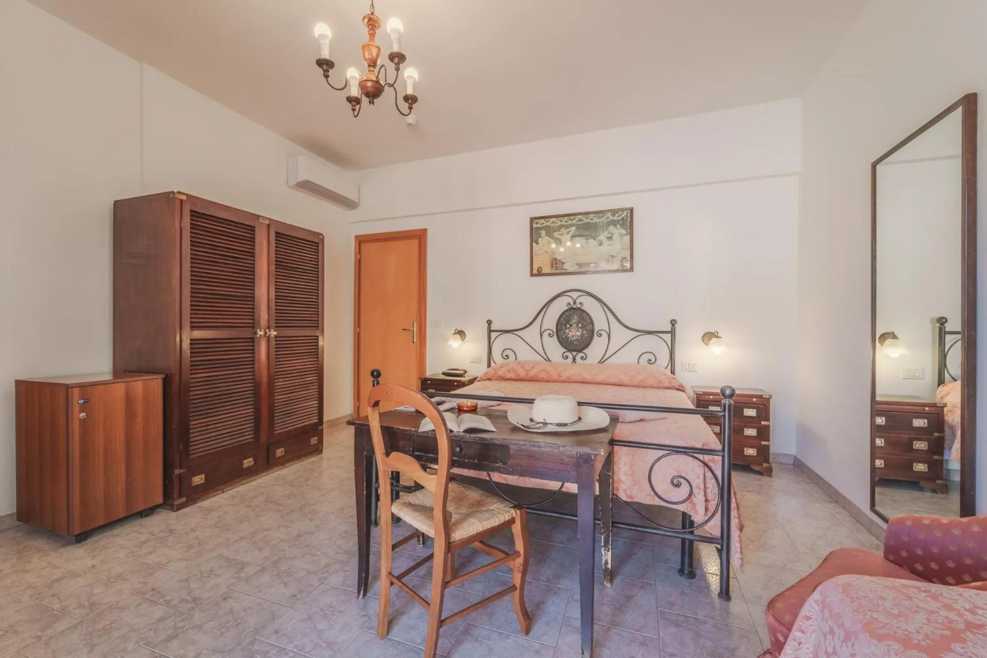 Bedroom in Hotel Lo Scirocco