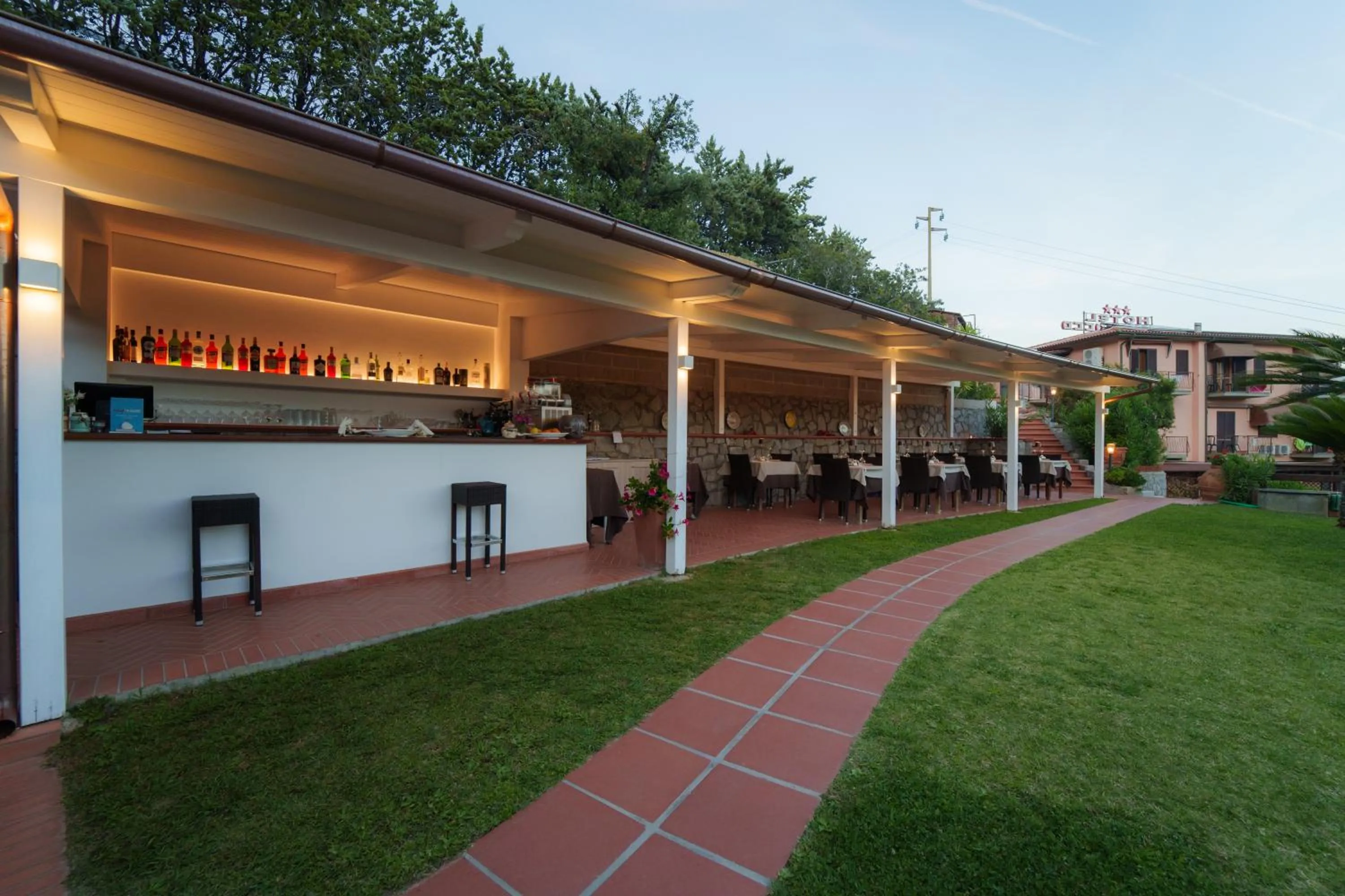 Restaurant/places to eat in Hotel Lo Scirocco