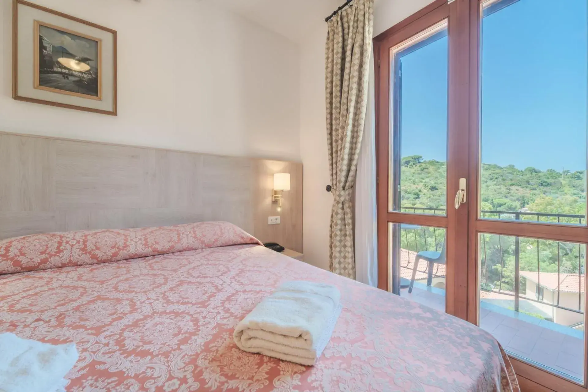 Deluxe Double Room in Hotel Lo Scirocco Deluxe Double Room in Hotel Lo Scirocco