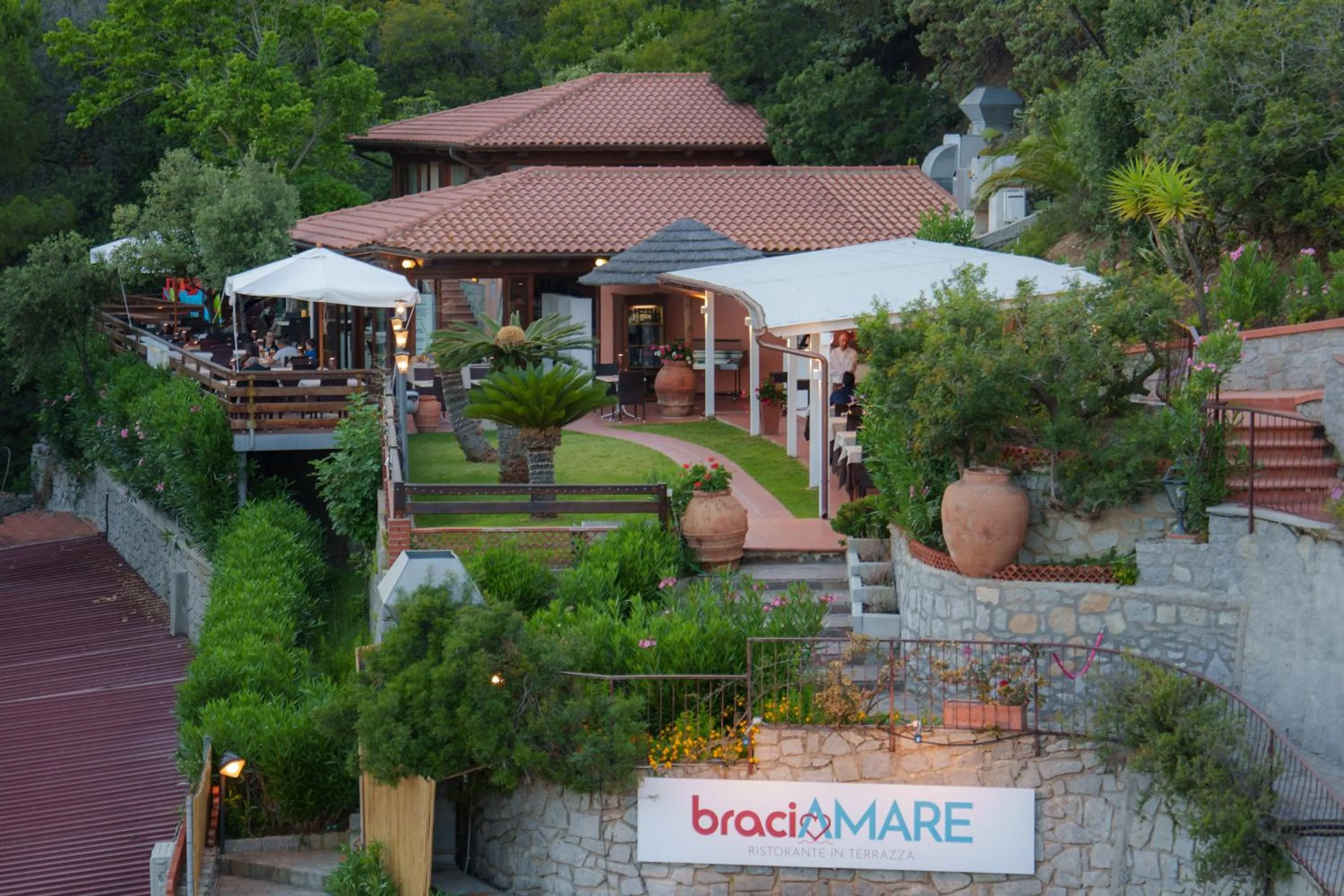 Restaurant/places to eat in Hotel Lo Scirocco