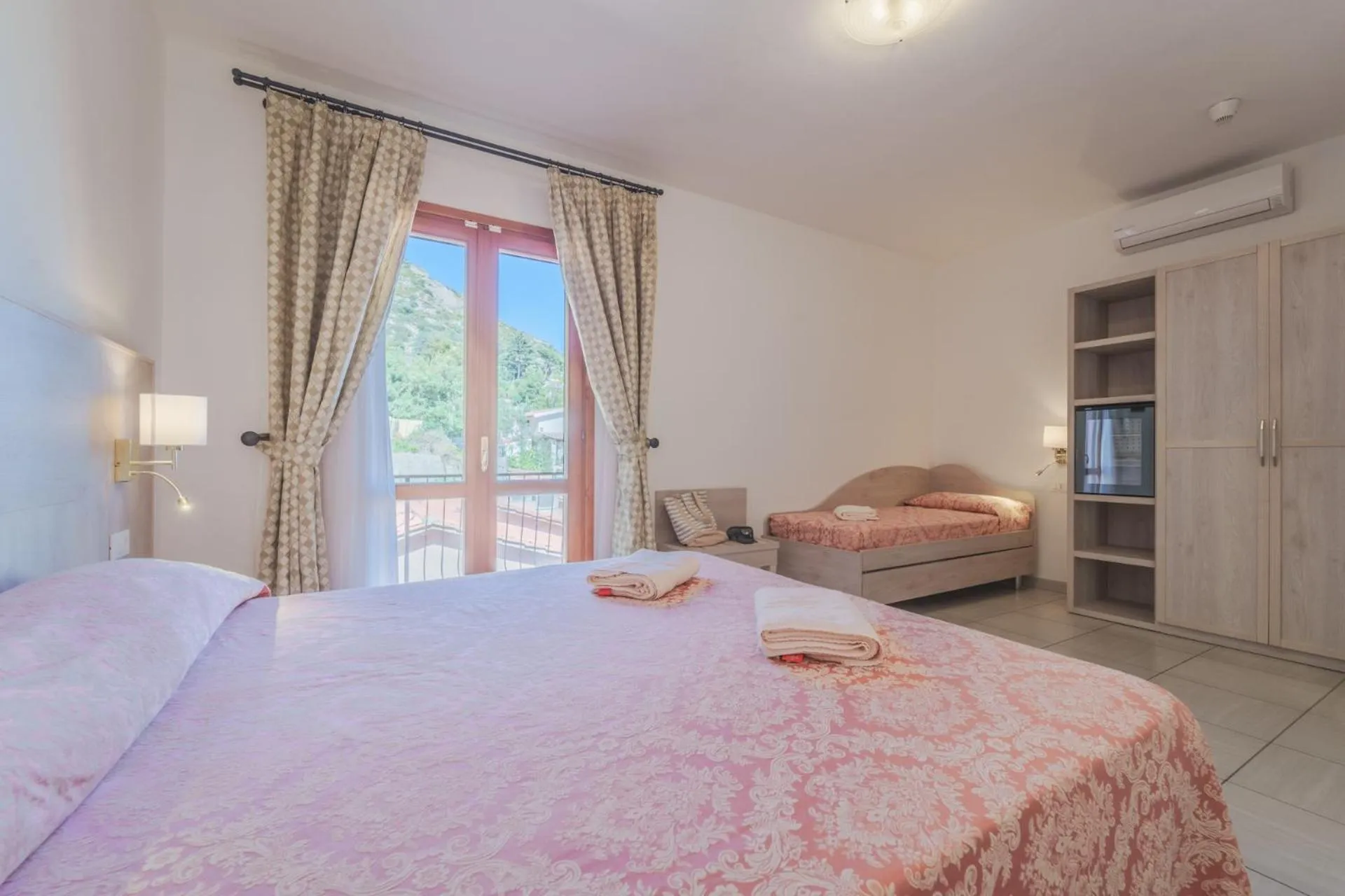 Bedroom, Bed in Hotel Lo Scirocco