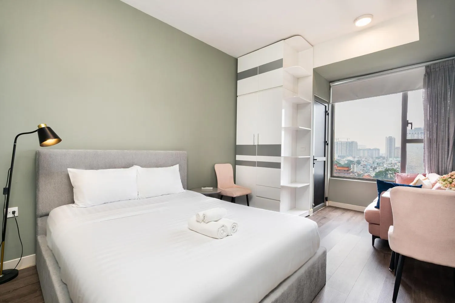 Bed in YO's Homes Rivergate Apartment Infinity Pool Near District 1