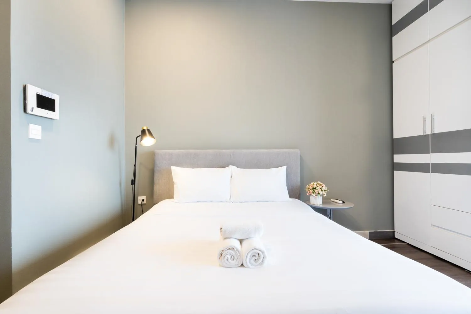 Bed in YO's Homes Rivergate Apartment Infinity Pool Near District 1