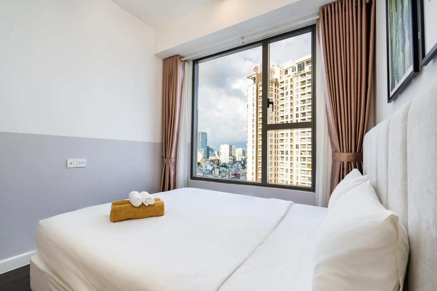 Bed in YO's Homes Rivergate Apartment Infinity Pool Near District 1