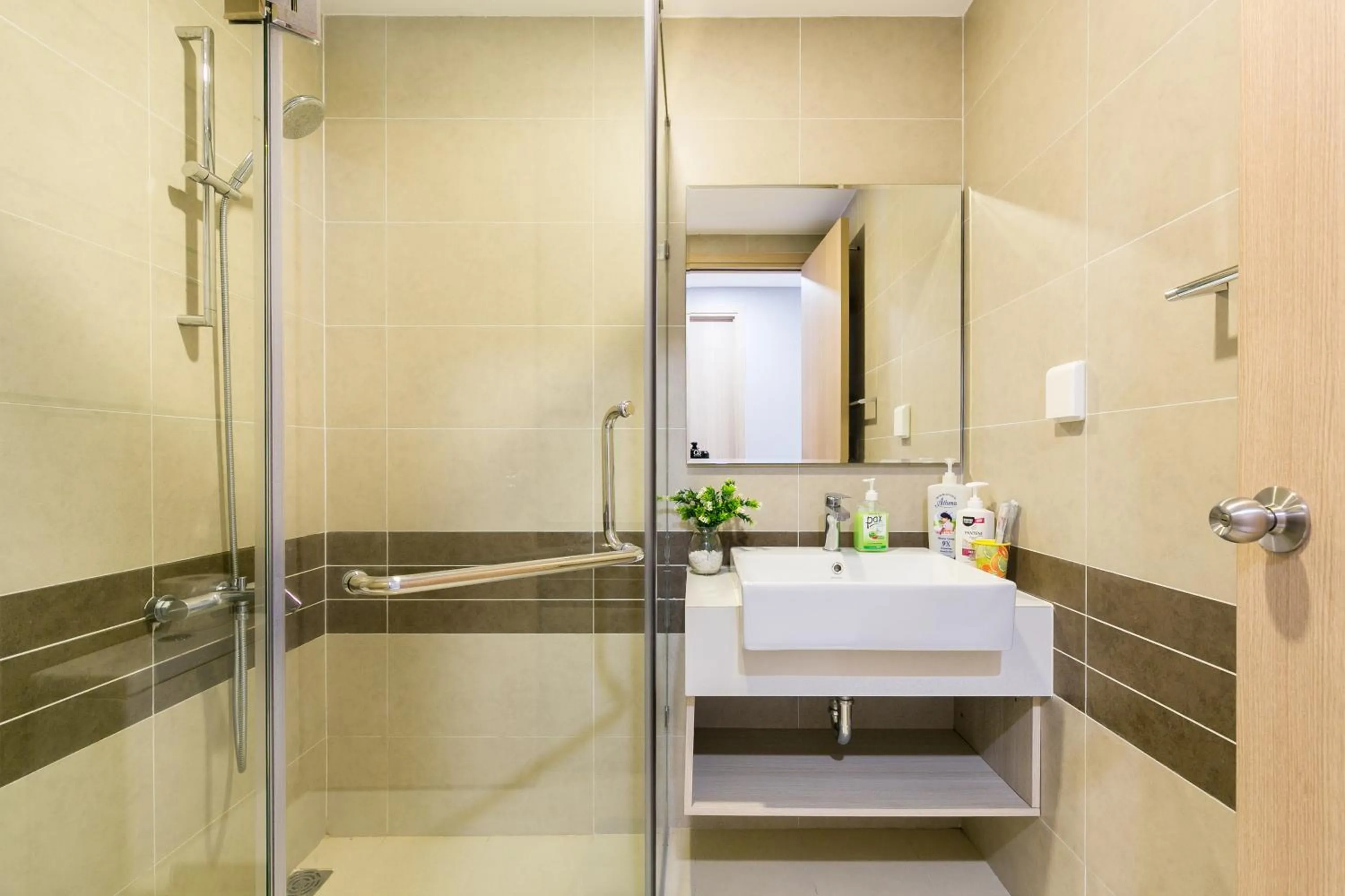 YO's Homes Rivergate Apartment Infinity Pool Near District 1