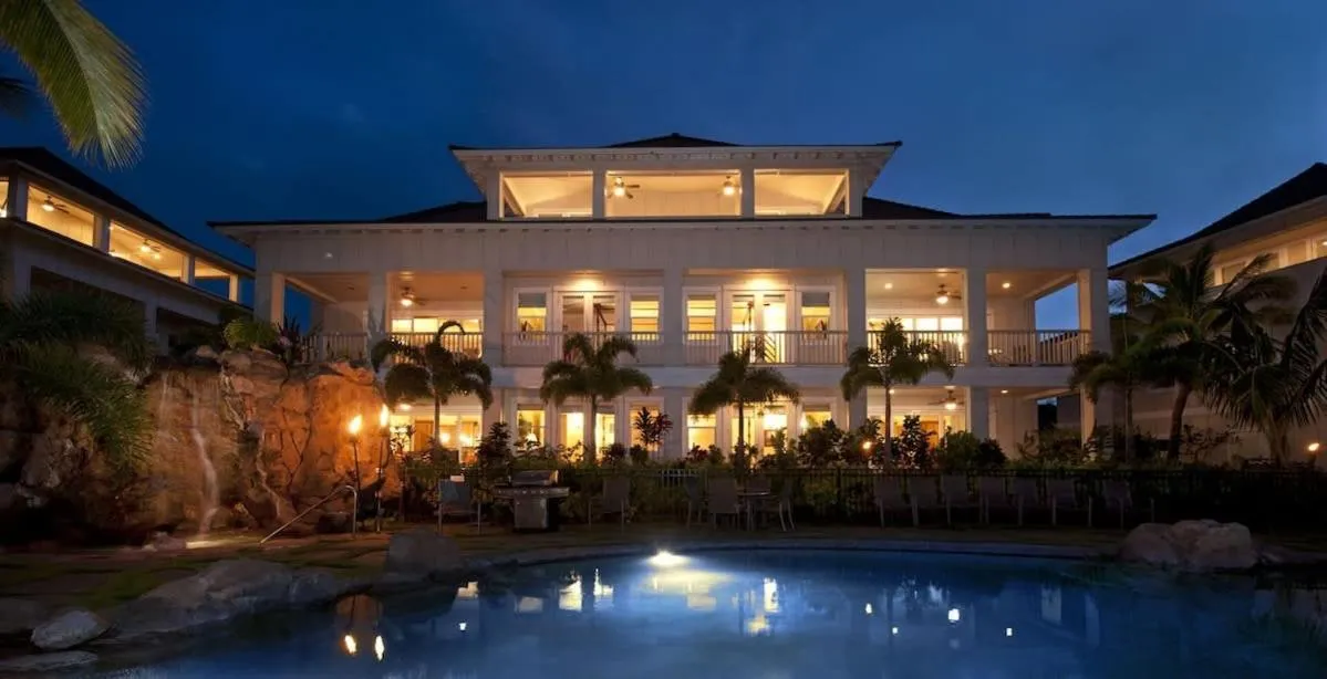 D211 Second Floor 3-bedroom Poolside Lanai