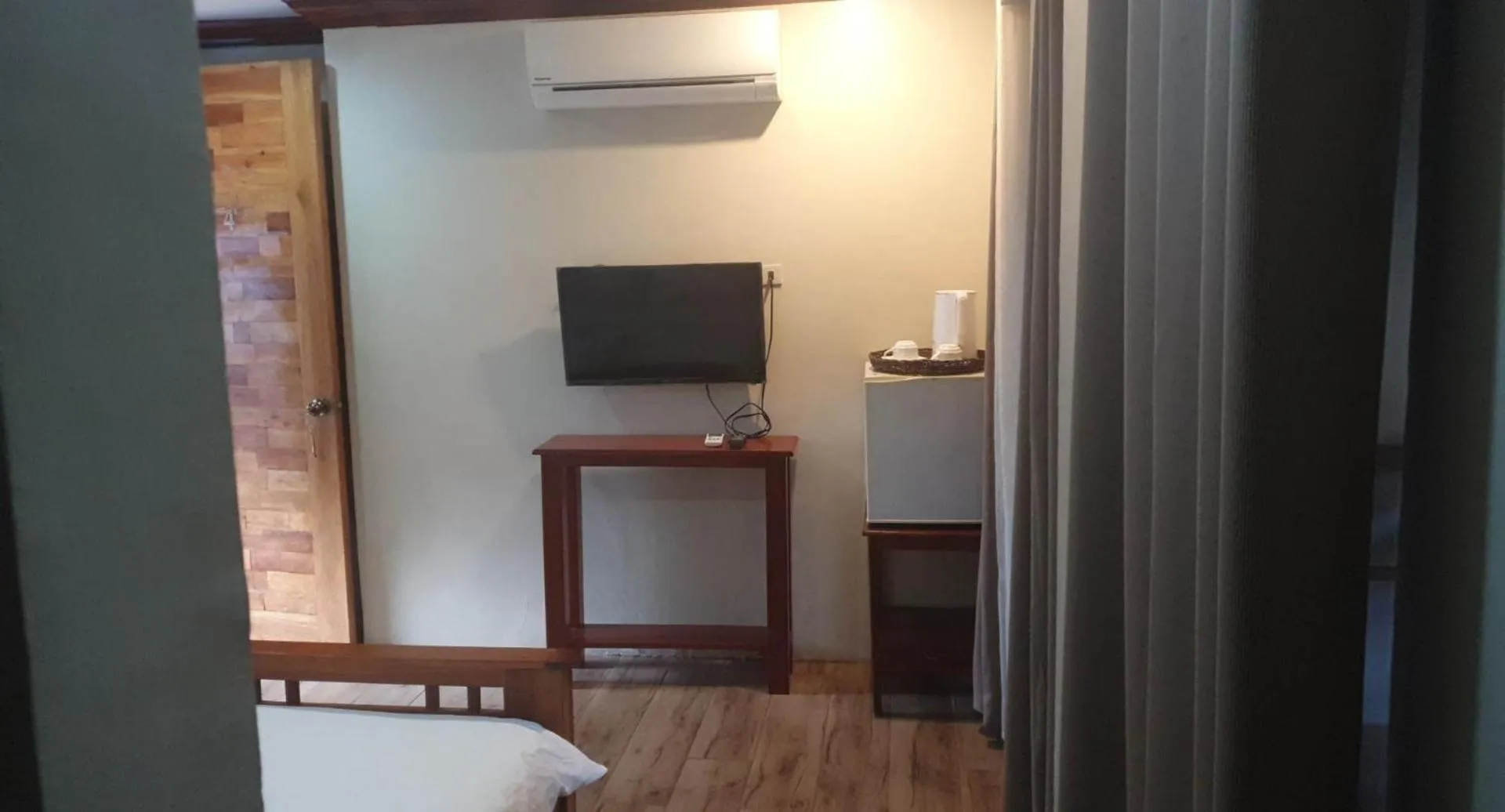 TV and multimedia in birdwatchers beachfront hotel panglao