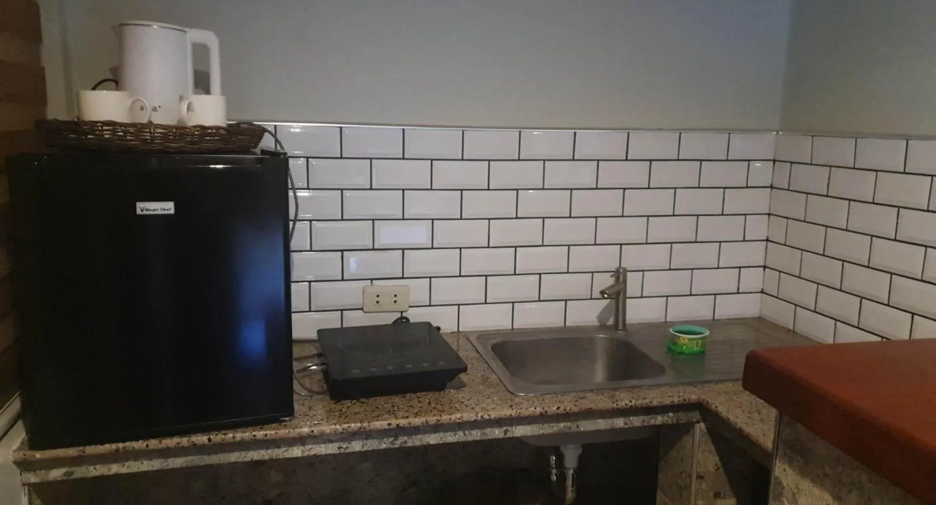 Kitchen or kitchenette in birdwatchers beachfront hotel panglao