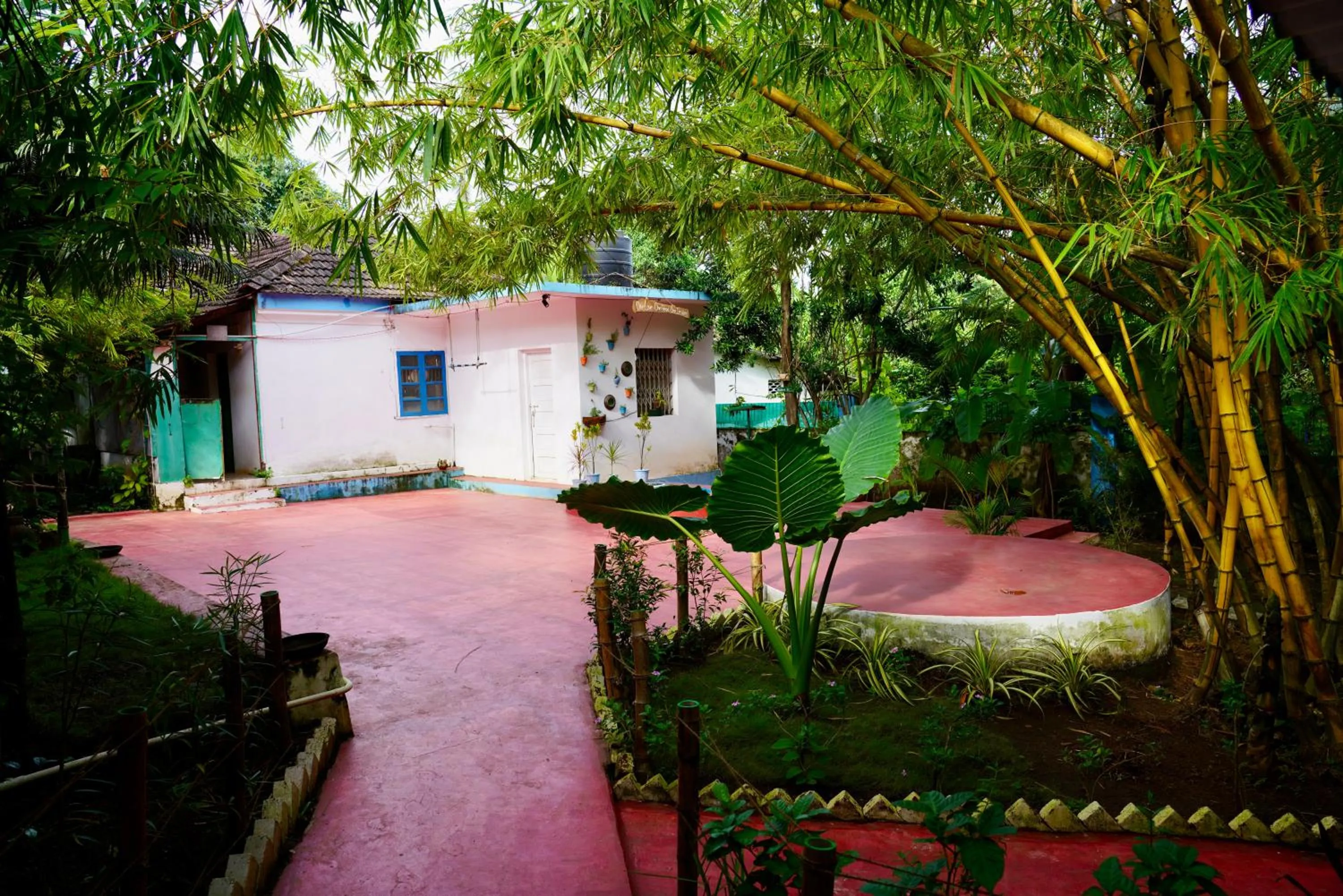 Communal lounge/ TV room in Endless Blue Hostel