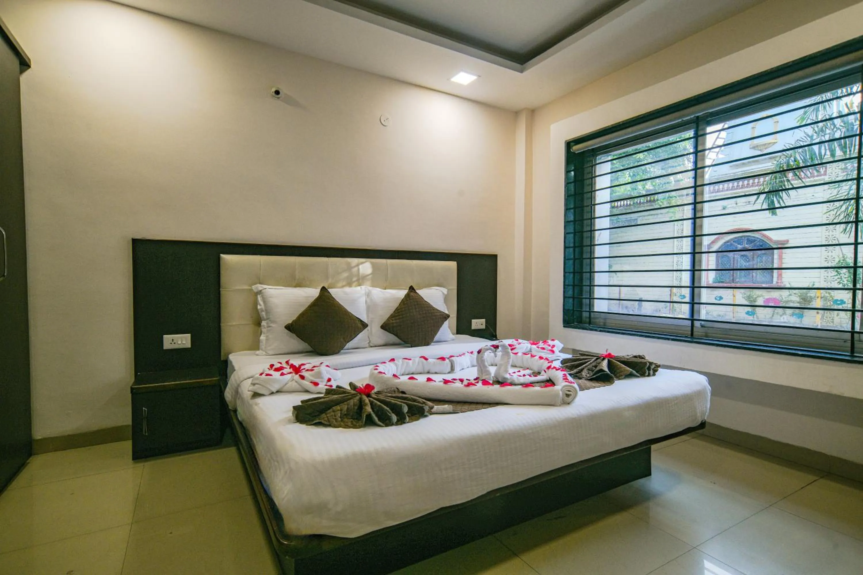 Bed in Hotel Shri Ramkrishna Bagh Palace by M Square