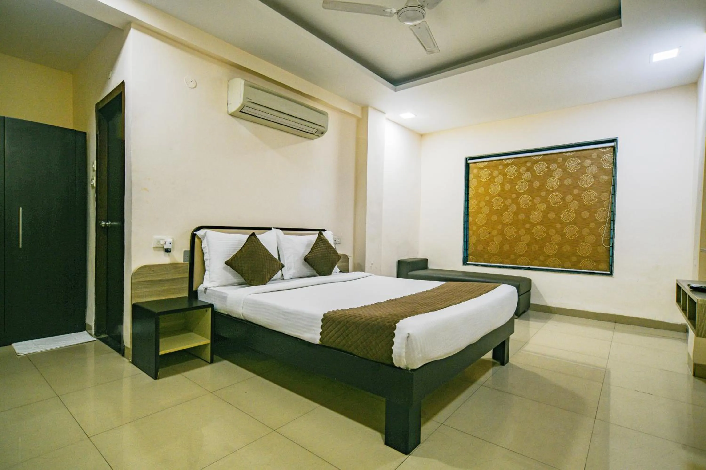 Bed in Hotel Shri Ramkrishna Bagh Palace by M Square