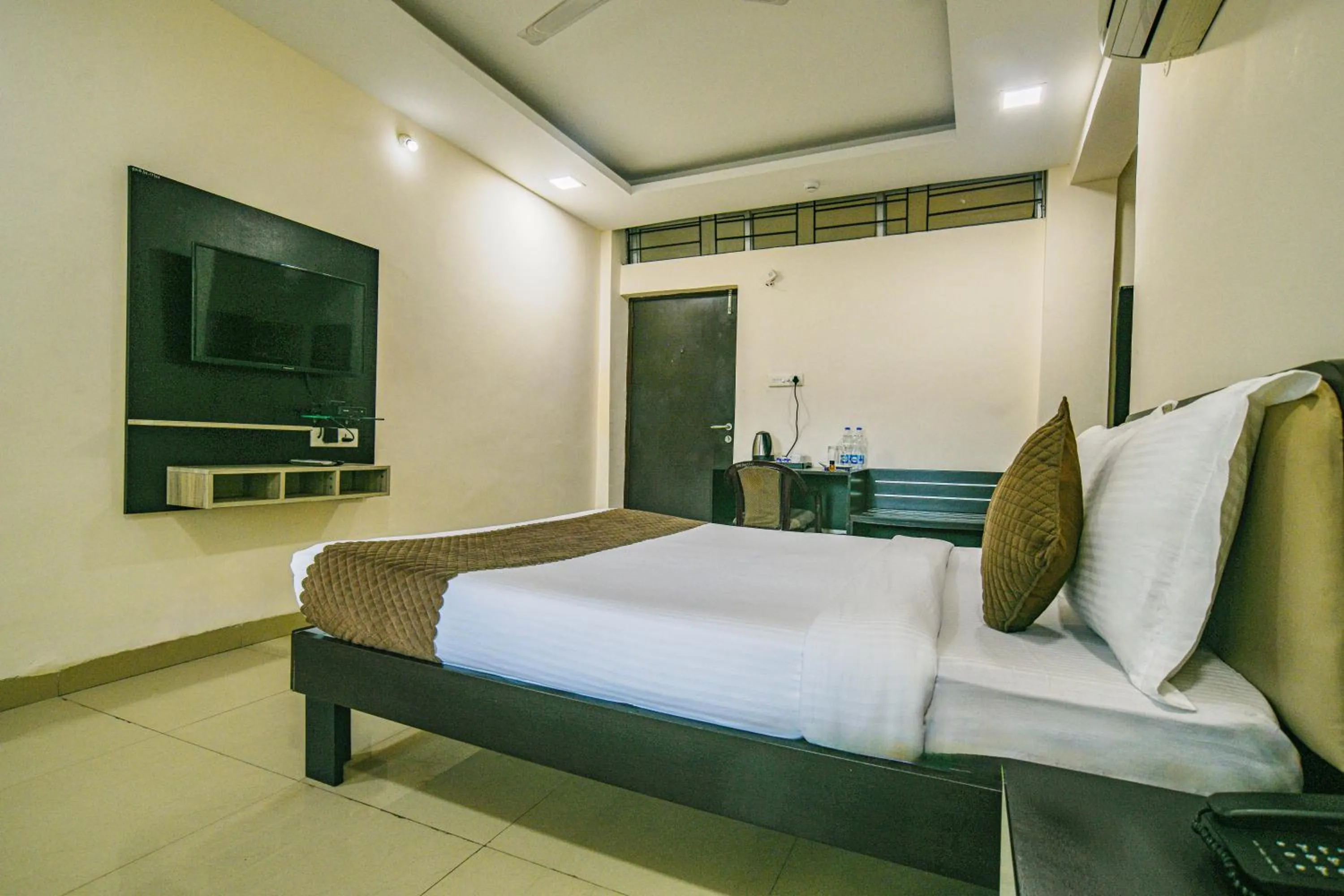 Bed in Hotel Shri Ramkrishna Bagh Palace by M Square