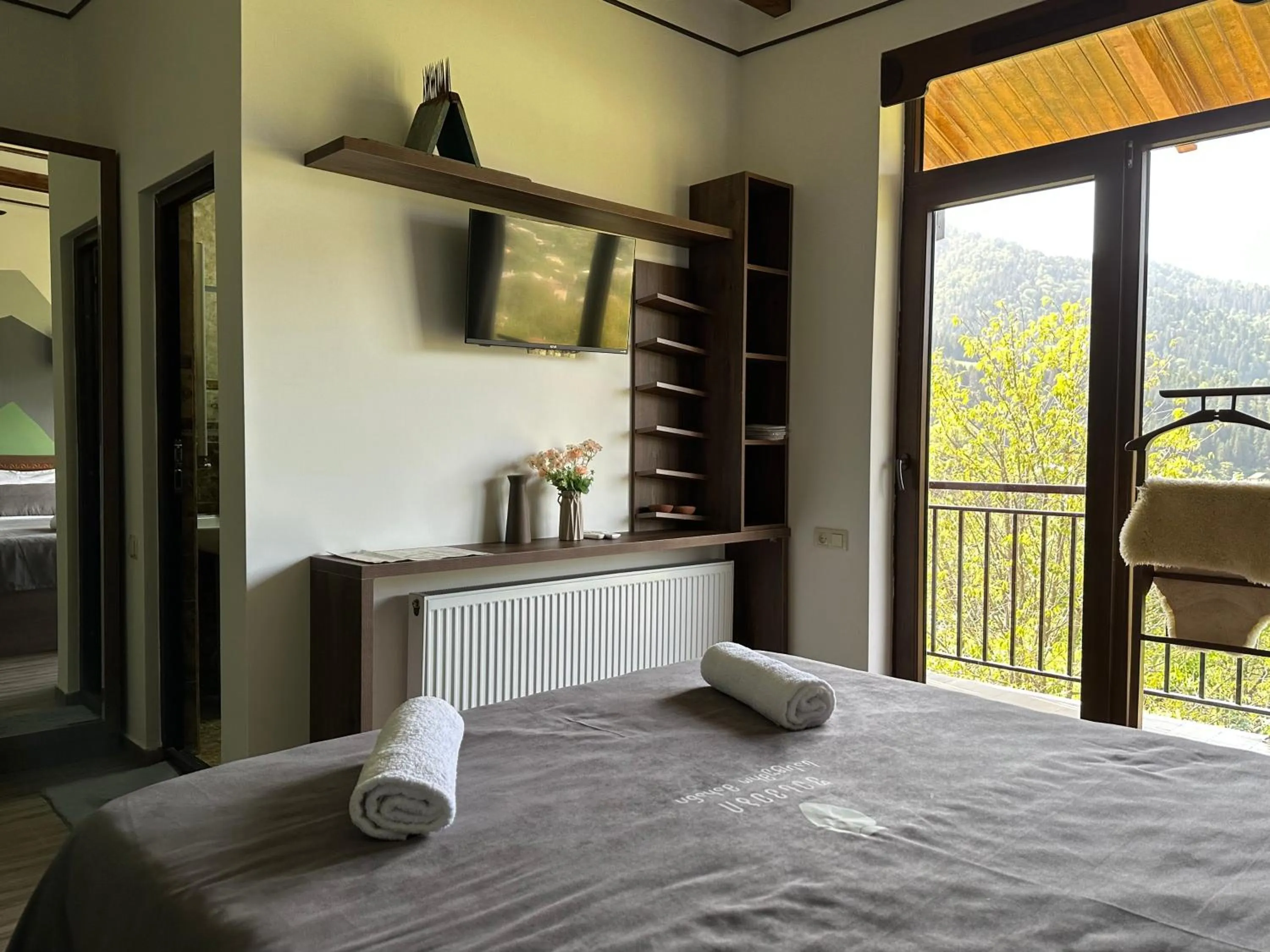 Mountain view, Bed in Pesvebi Design Hotel and Cellar