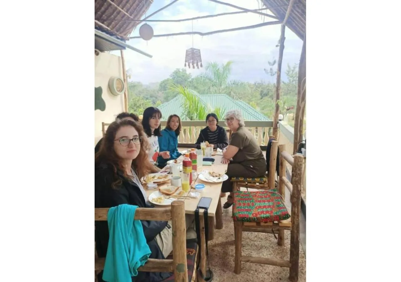 Restaurant/places to eat in Hill View Garden Hotel