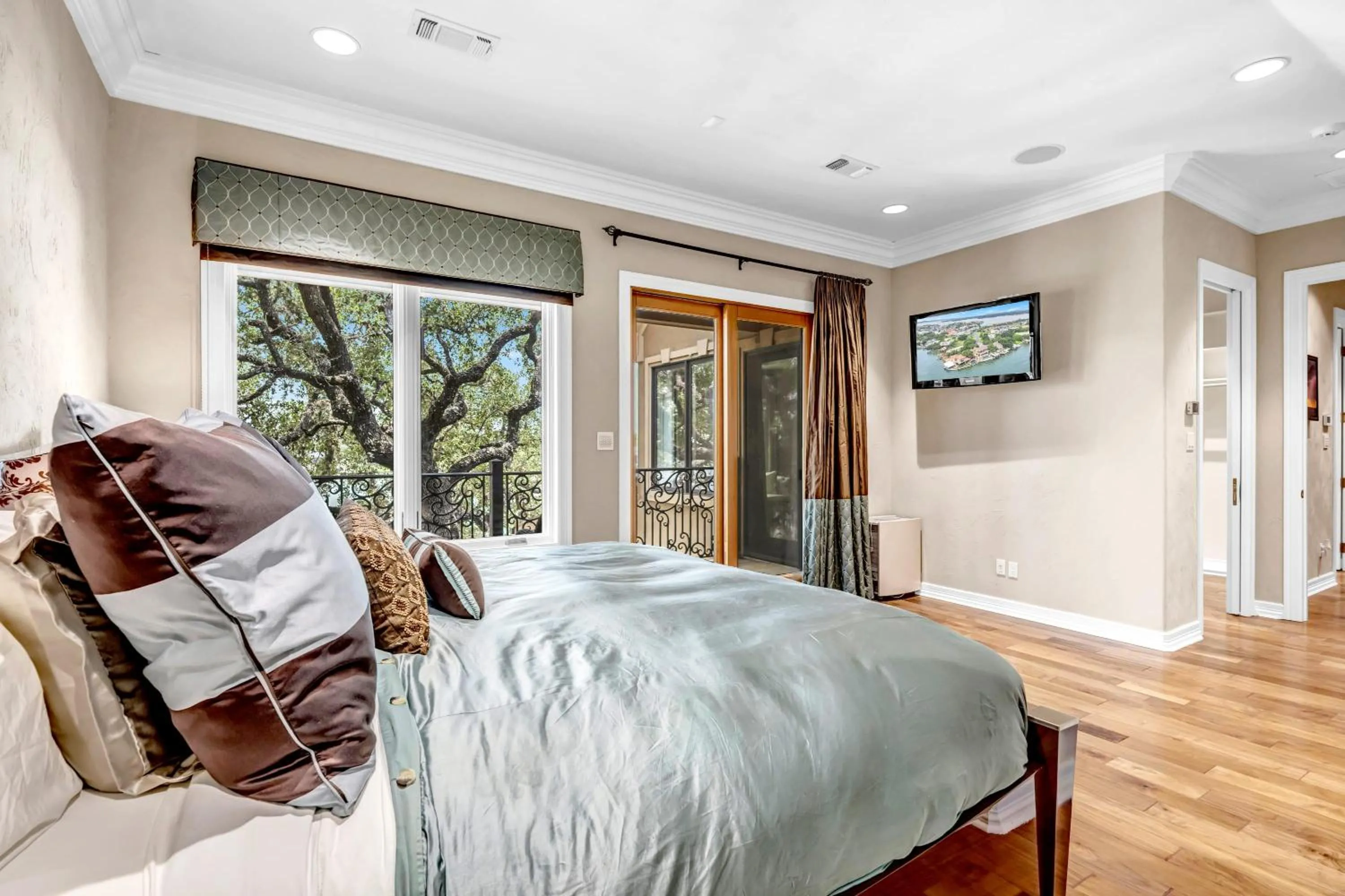 Bed in The Villa on Matern New Listing