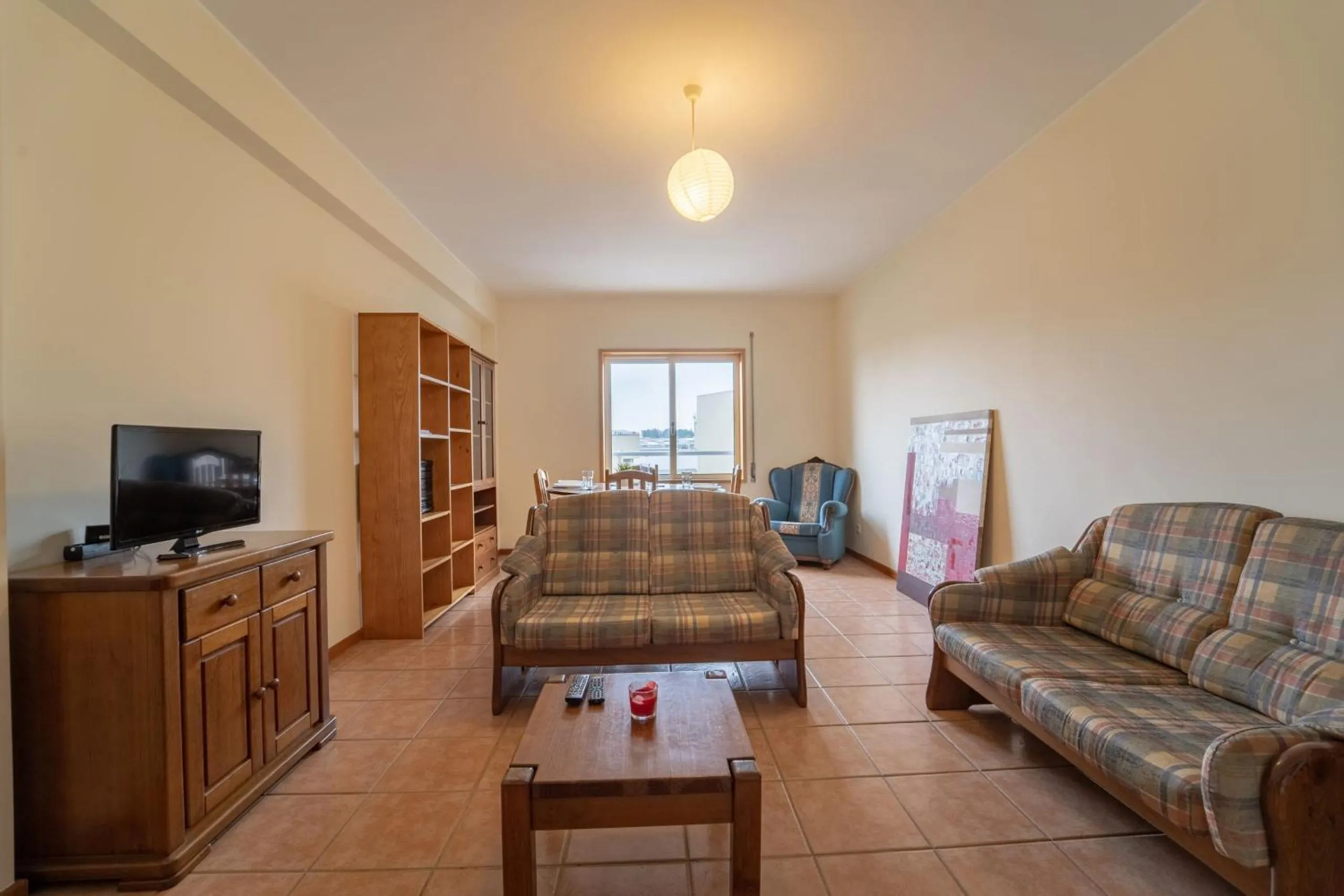Communal lounge/ TV room in Quinta da Armada, Apartamento em Braga by House and People