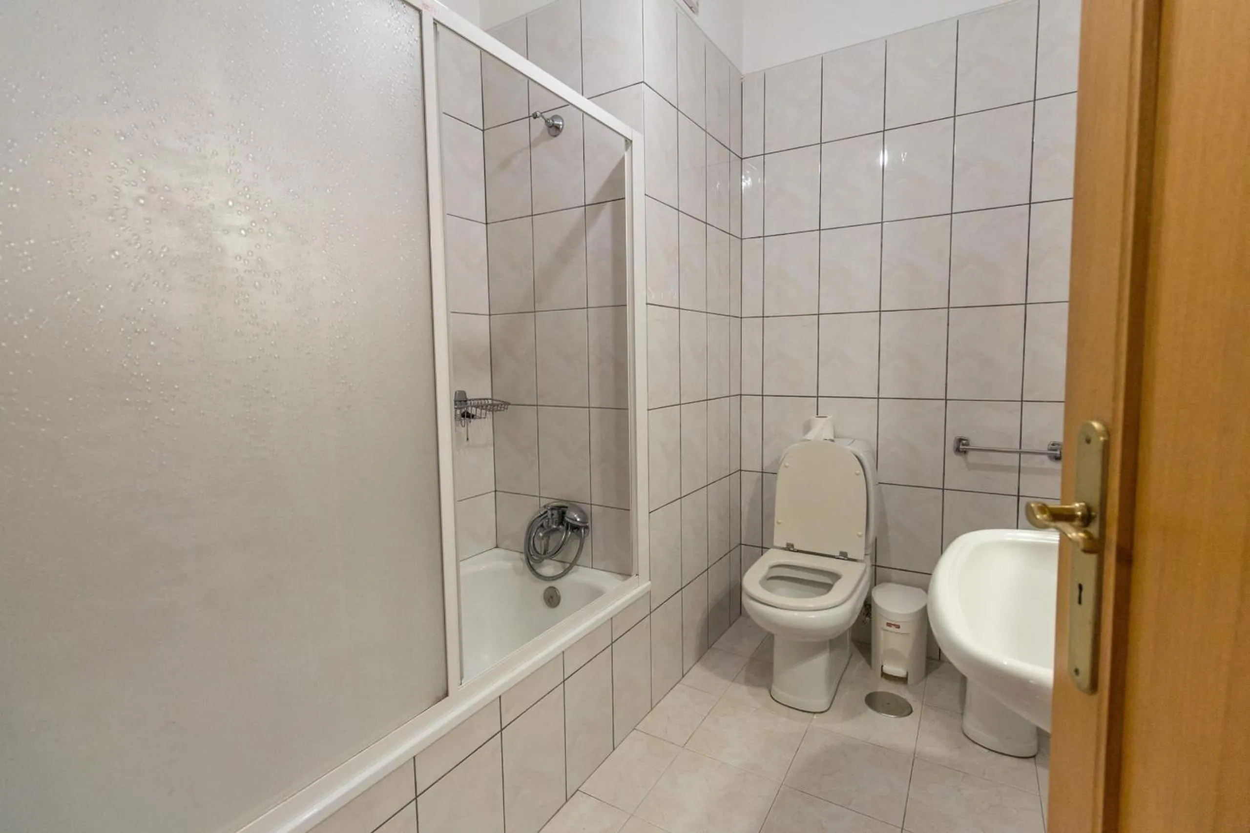 Bathroom in Quinta da Armada, Apartamento em Braga by House and People