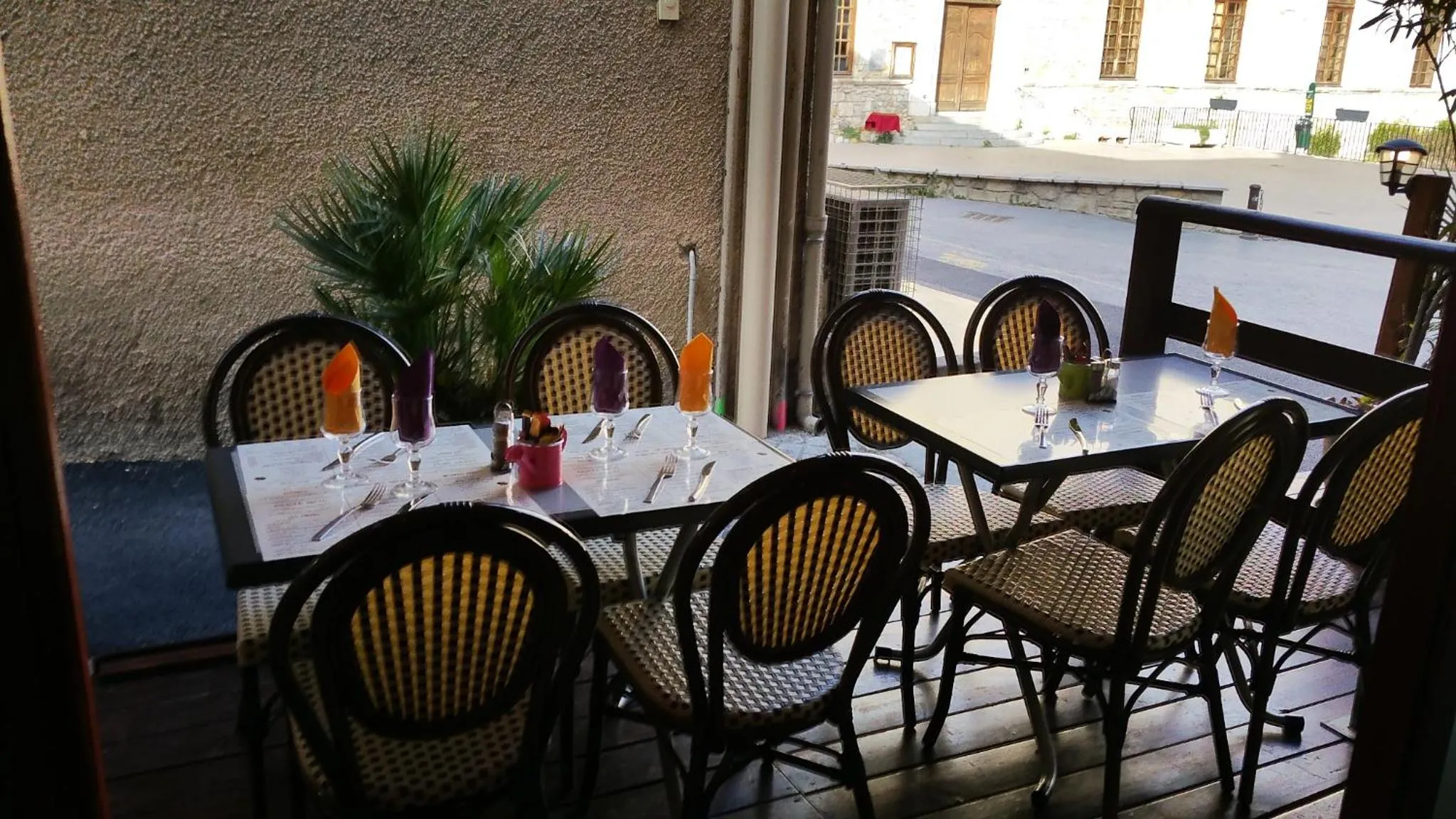 Patio in Hôtel Le Passage de Vallon