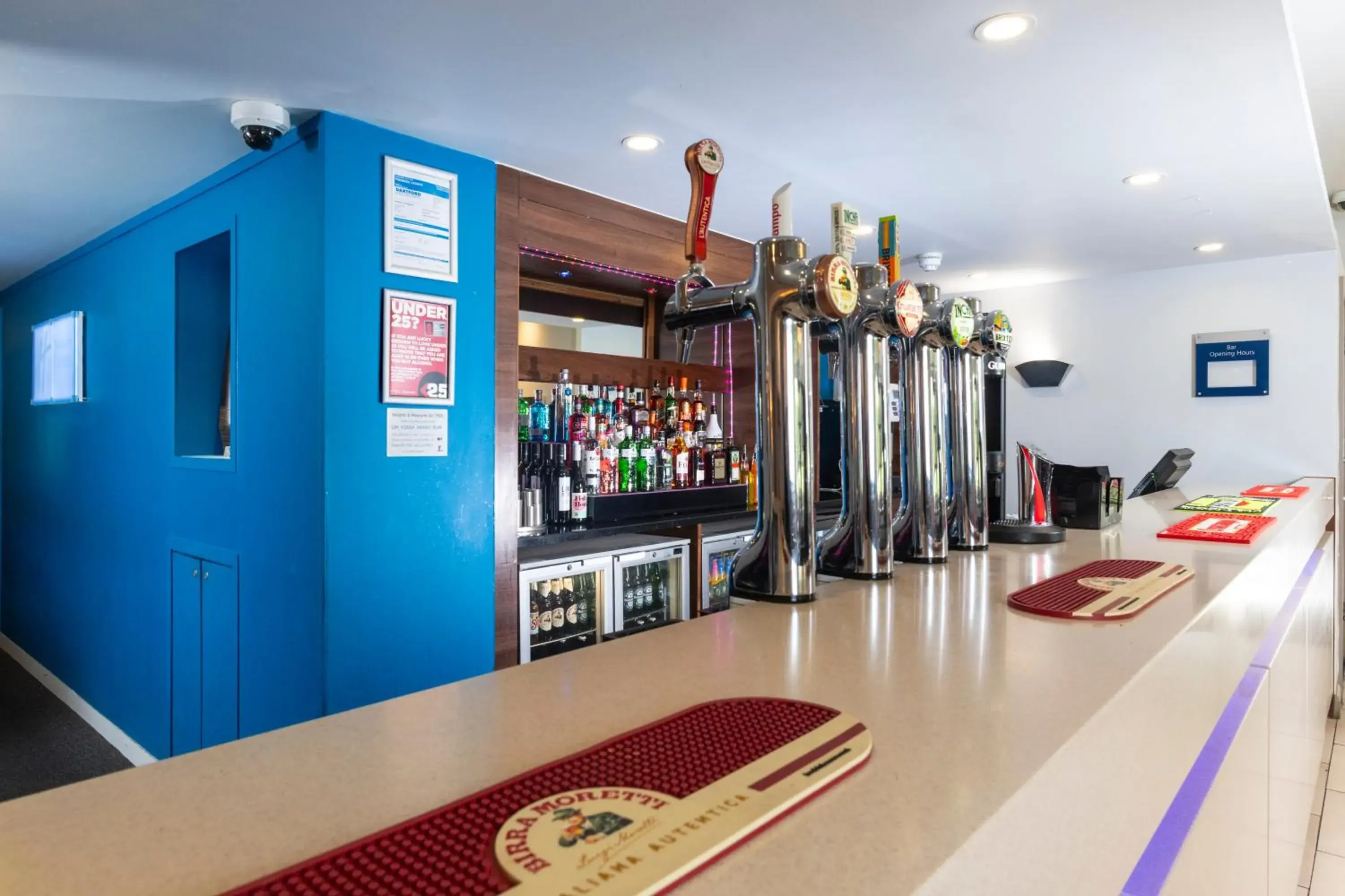 Lounge or bar in Holiday Inn Express London - Dartford by IHG Lounge or bar in Holiday Inn Express London - Dartford by IHG