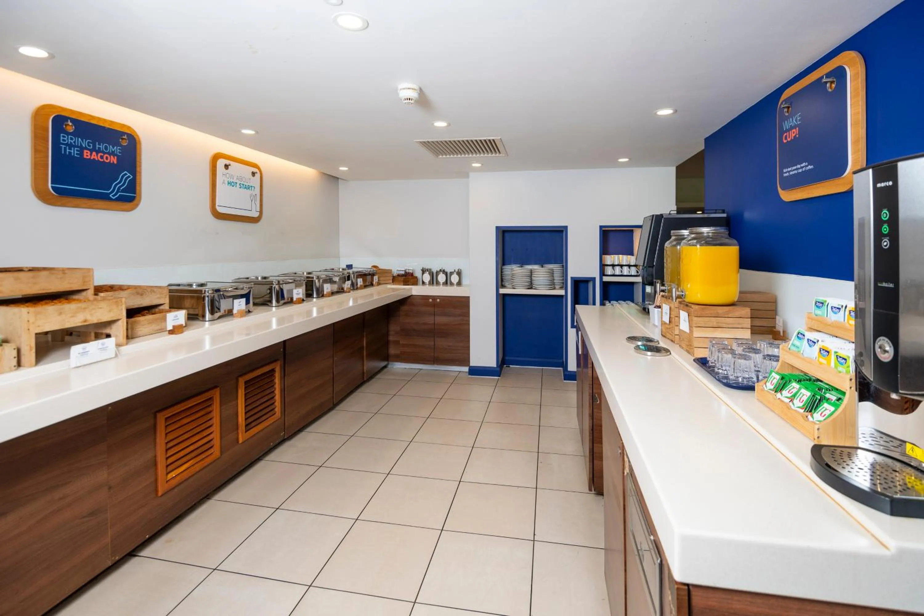 Lobby or reception in Holiday Inn Express London - Dartford by IHG