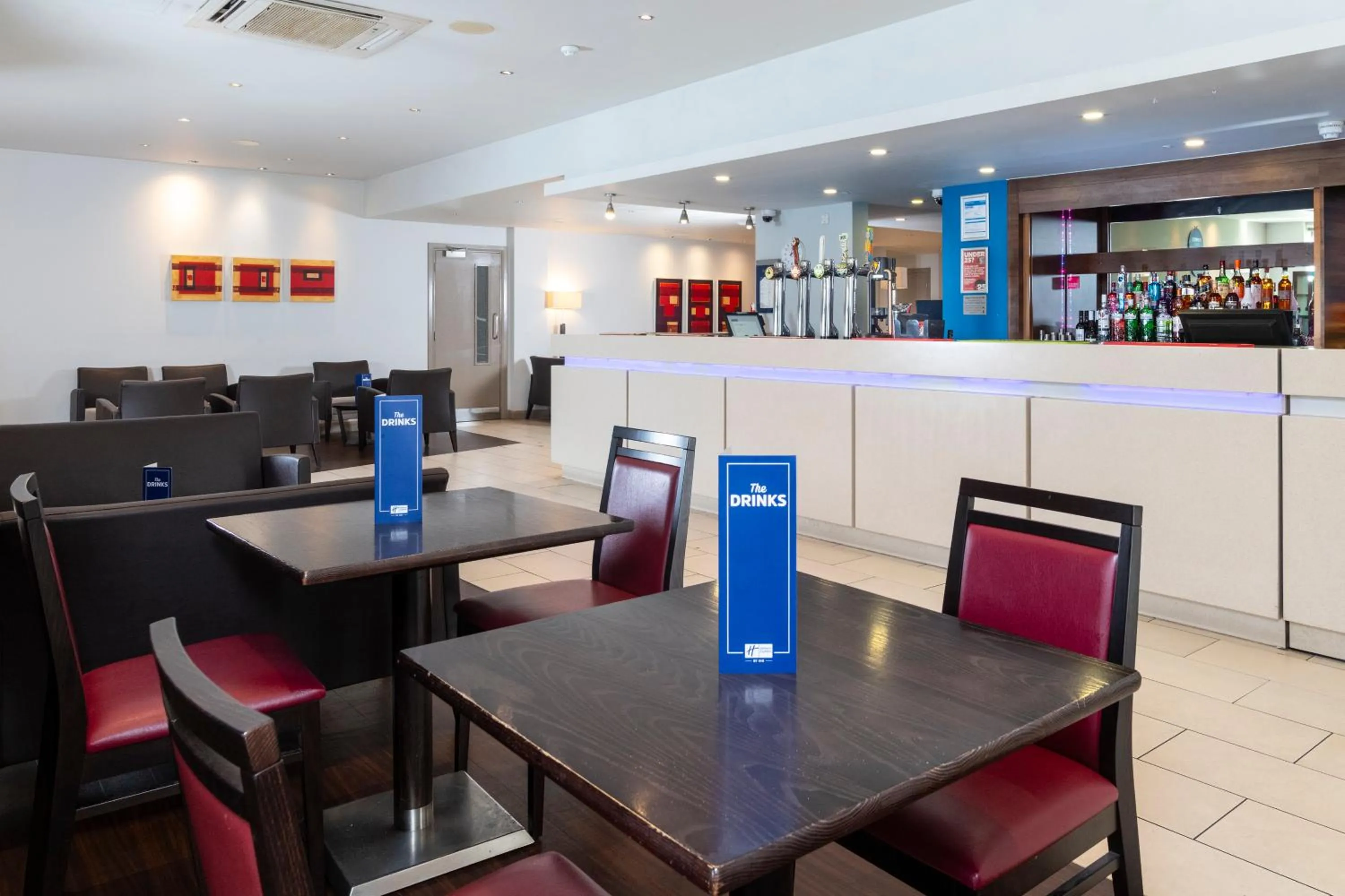 Lounge or bar in Holiday Inn Express London - Dartford by IHG