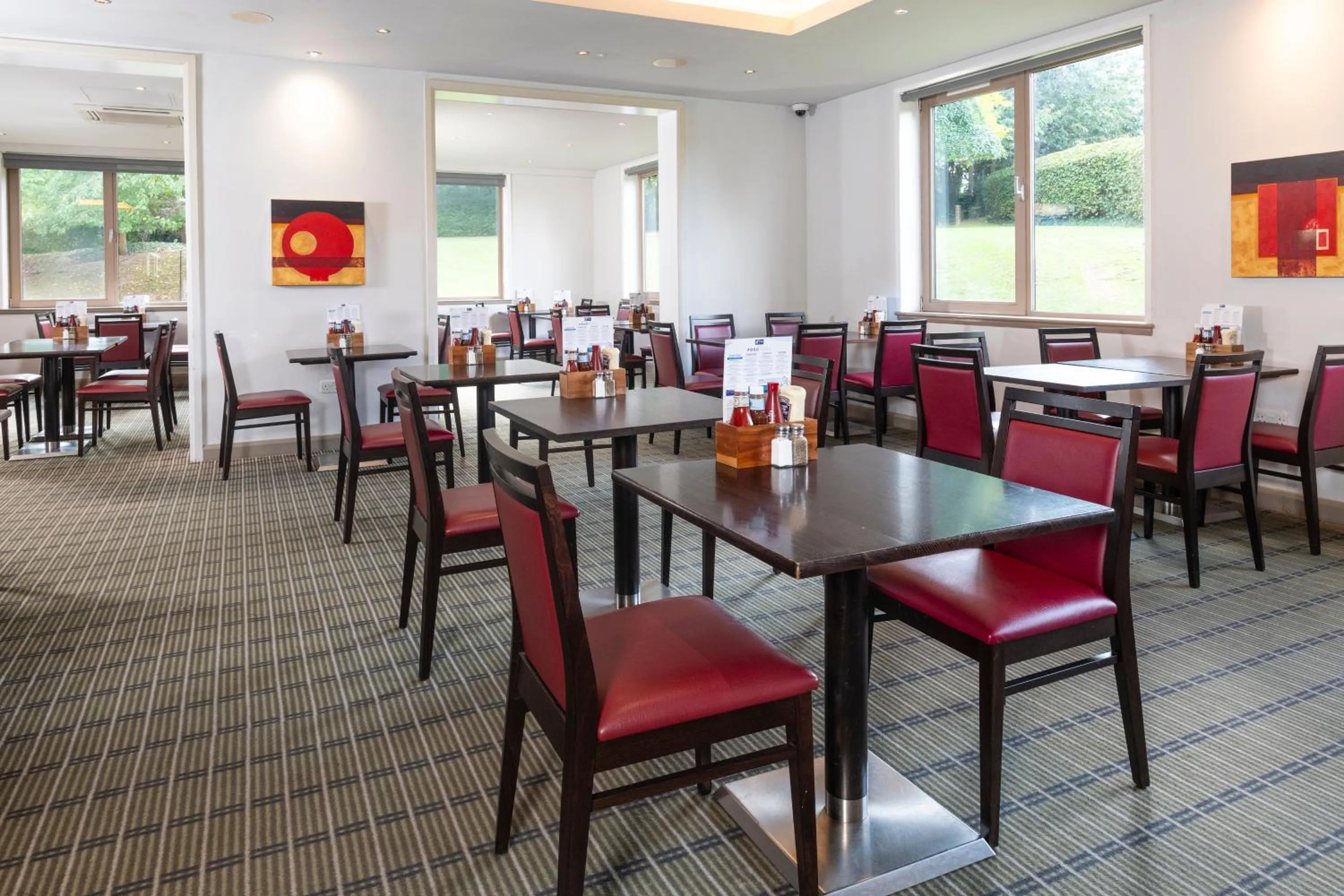 Dining area in Holiday Inn Express London - Dartford by IHG