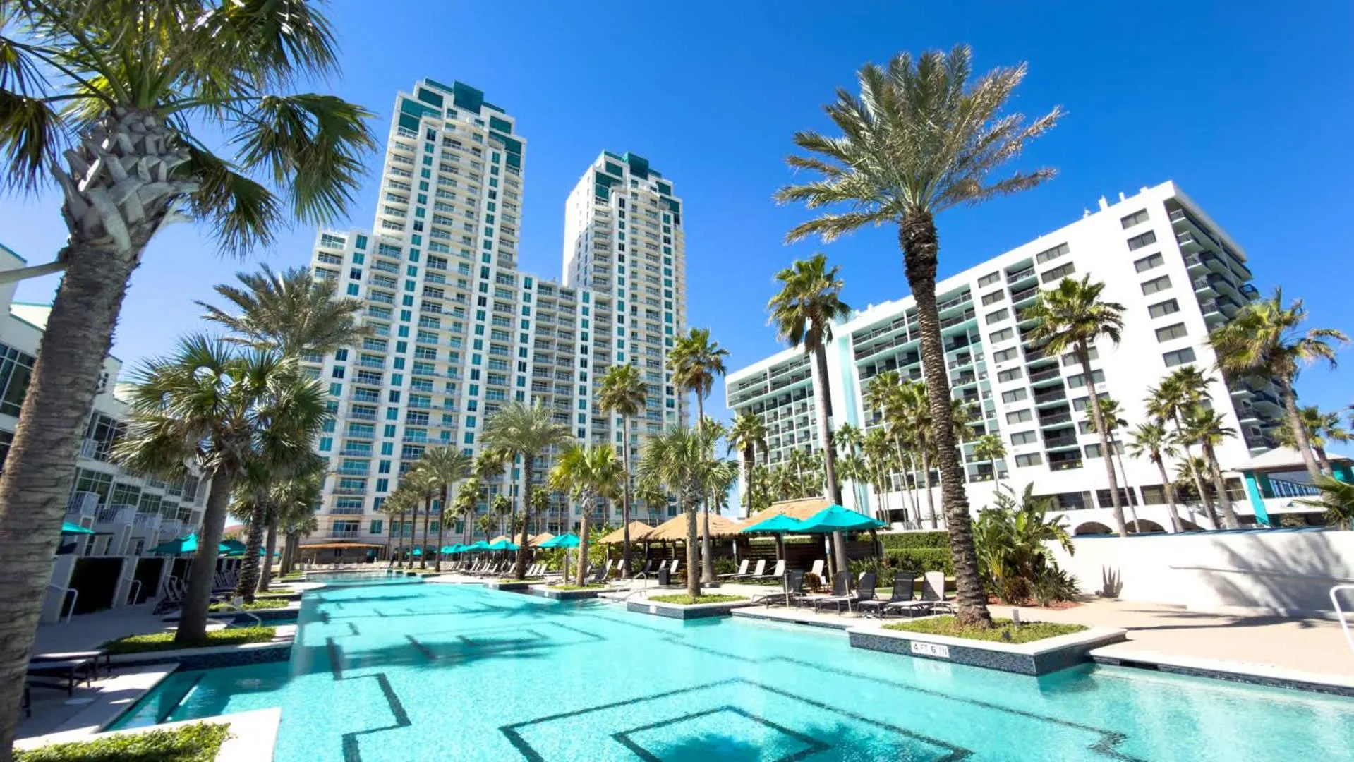 Swimming pool in Sapphire 1706
