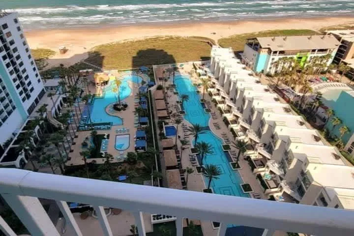 Swimming pool in Sapphire 1706