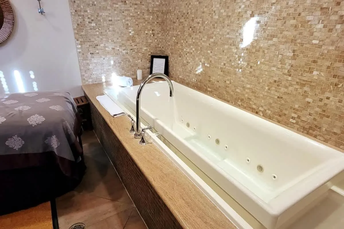 Bathroom, Bed in Sapphire 1706