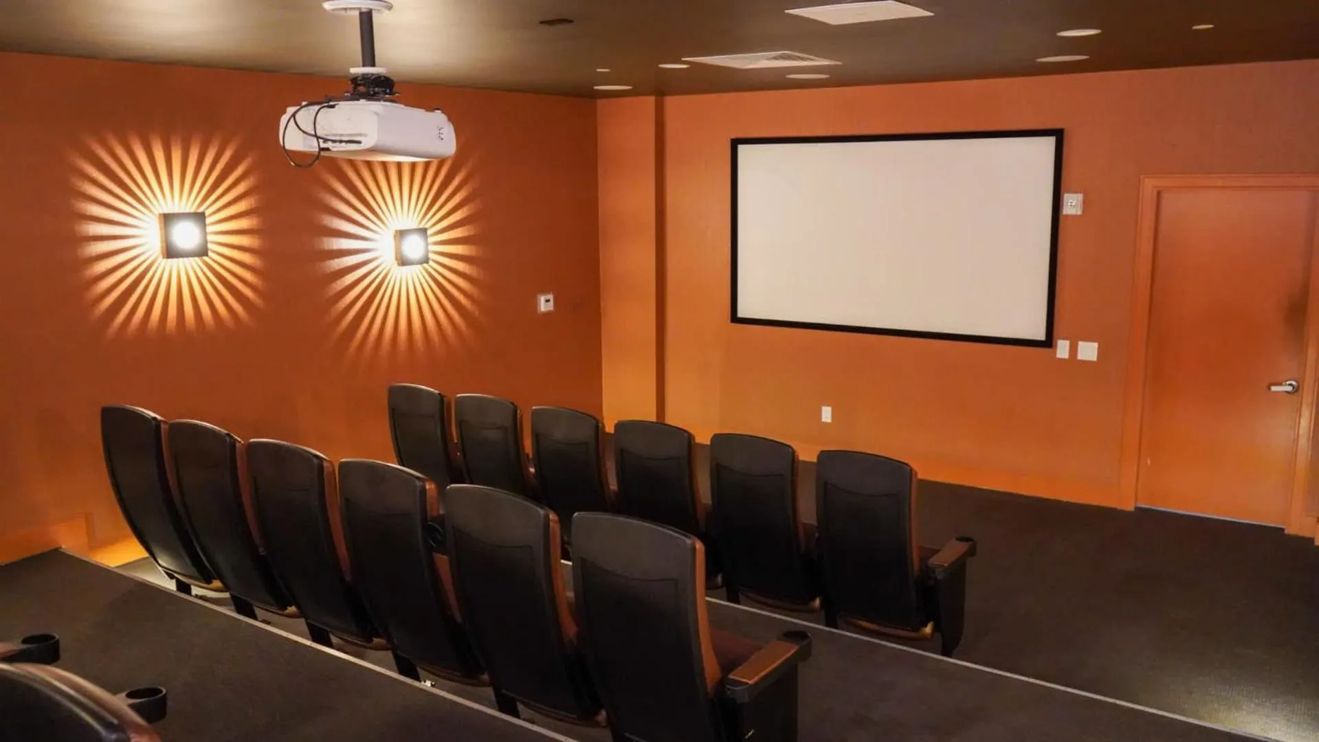 Photo of the whole room in Sapphire 1706