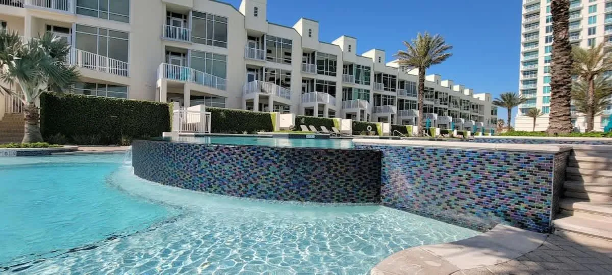 Swimming pool in Sapphire 1706