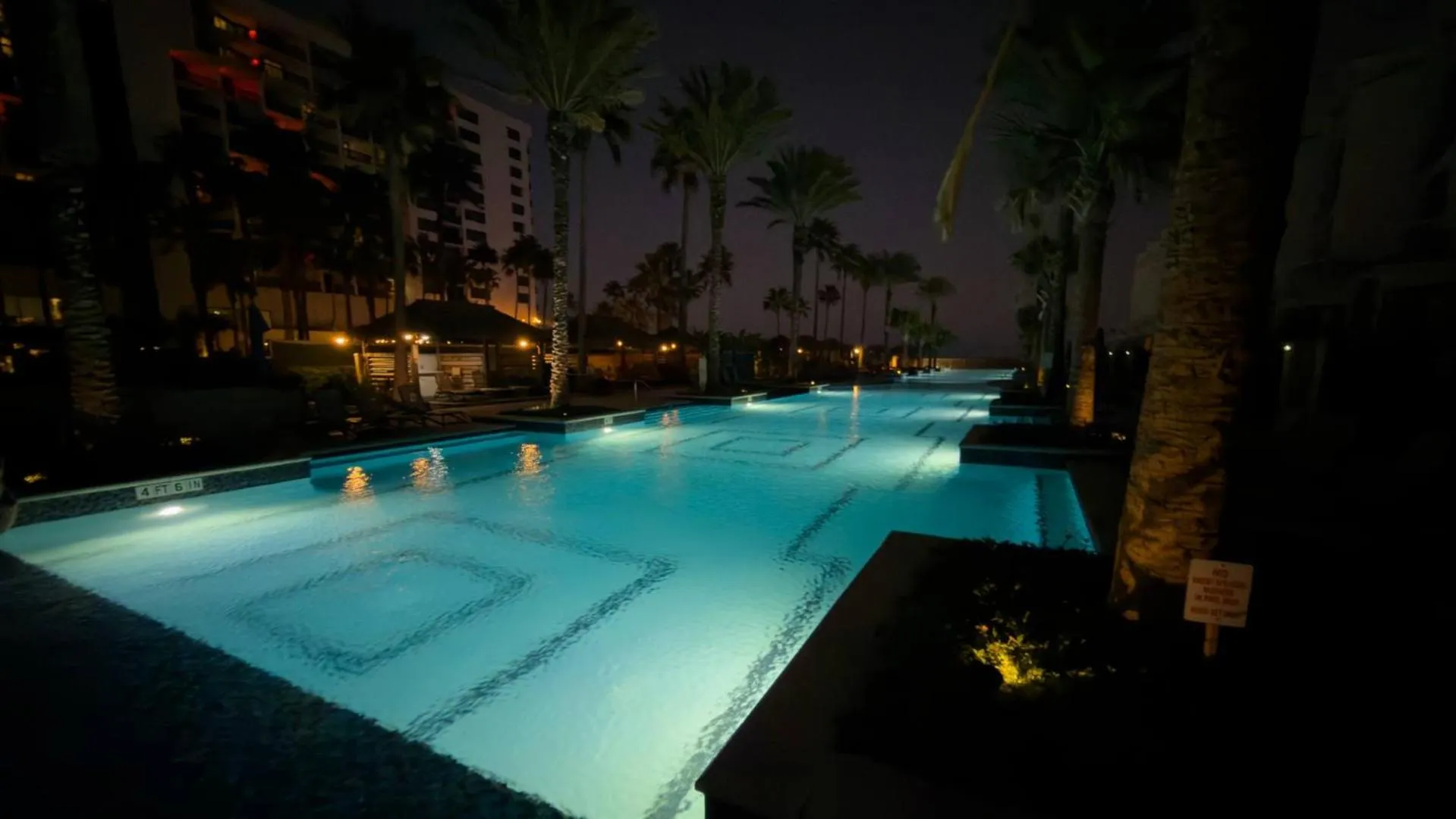 Swimming pool in Sapphire 1706