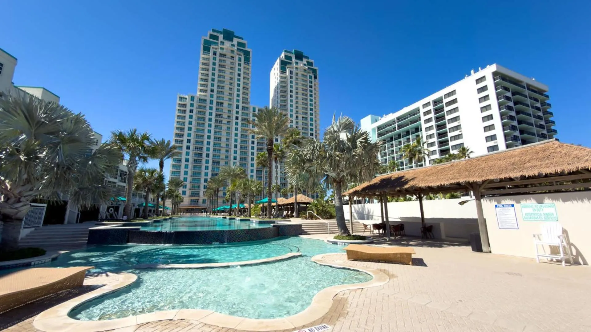 Swimming pool in Sapphire 1706