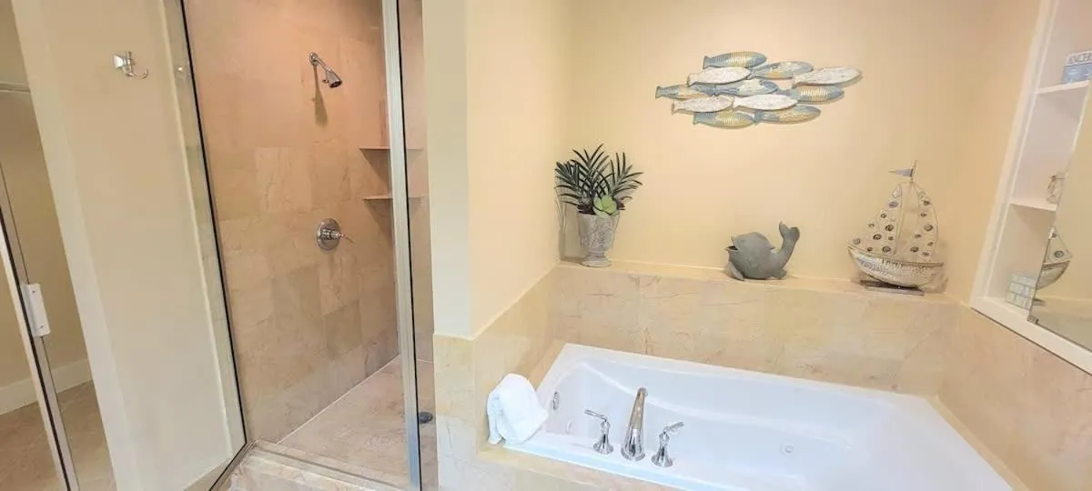 Bathroom in Sapphire 1706