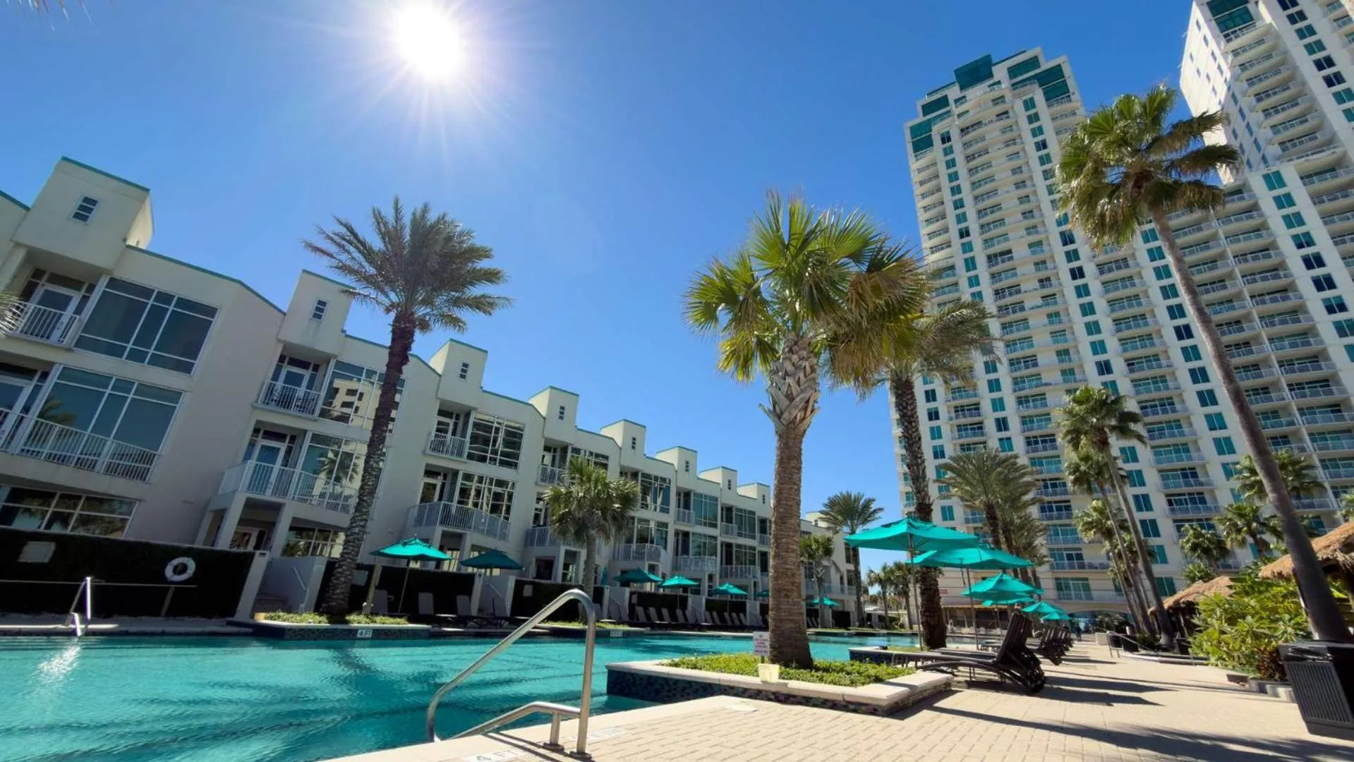 Swimming pool in Sapphire 1706