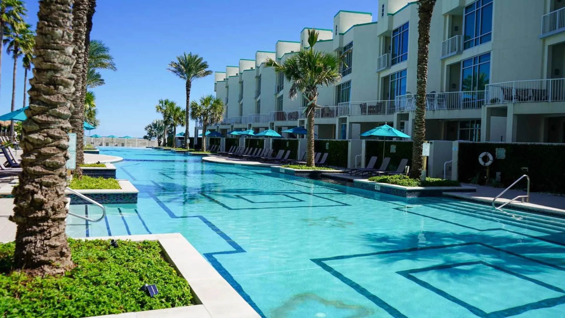 Swimming pool in Sapphire 1706