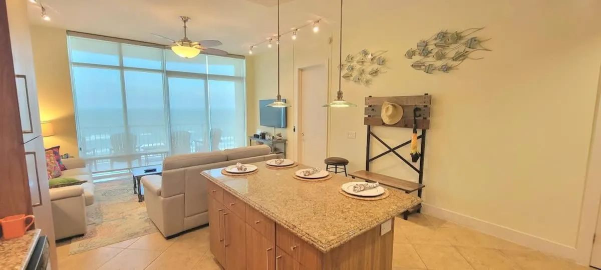 Dining area in Sapphire 1706