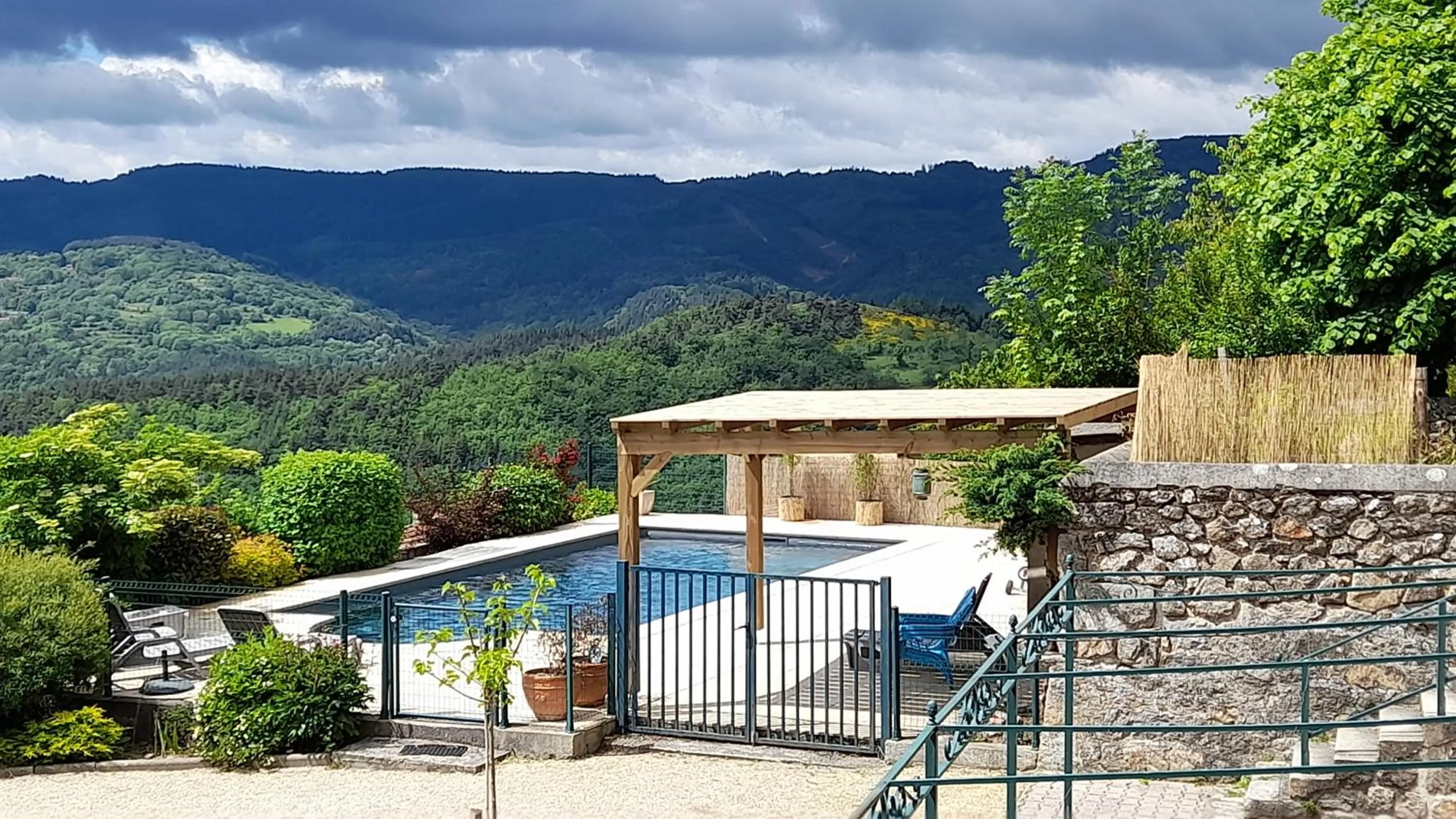 Swimming pool in Les Chambres d'Hôtes Le Triskèle