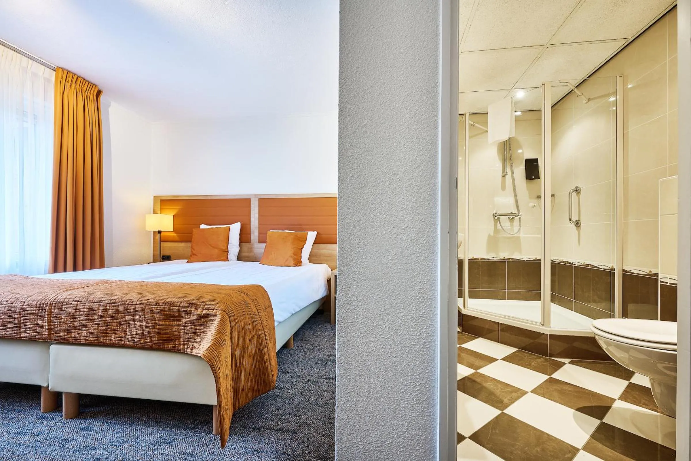 Bathroom, Bed in Hotel 't Kruisselt