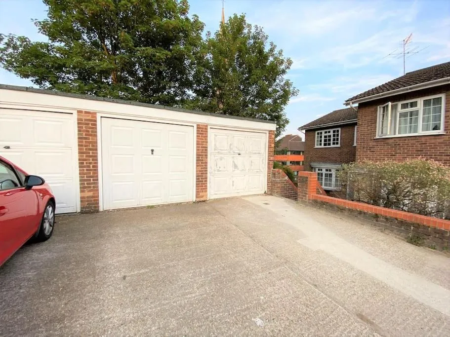 Redhill Town Centre 3 bed House near Gatwick Airport, easy commute to London