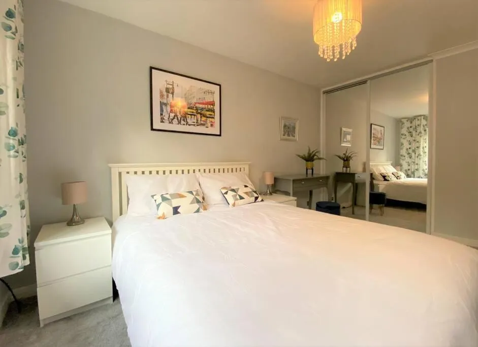 Bed in Redhill Town Centre 3 bed House near Gatwick Airport, easy commute to London